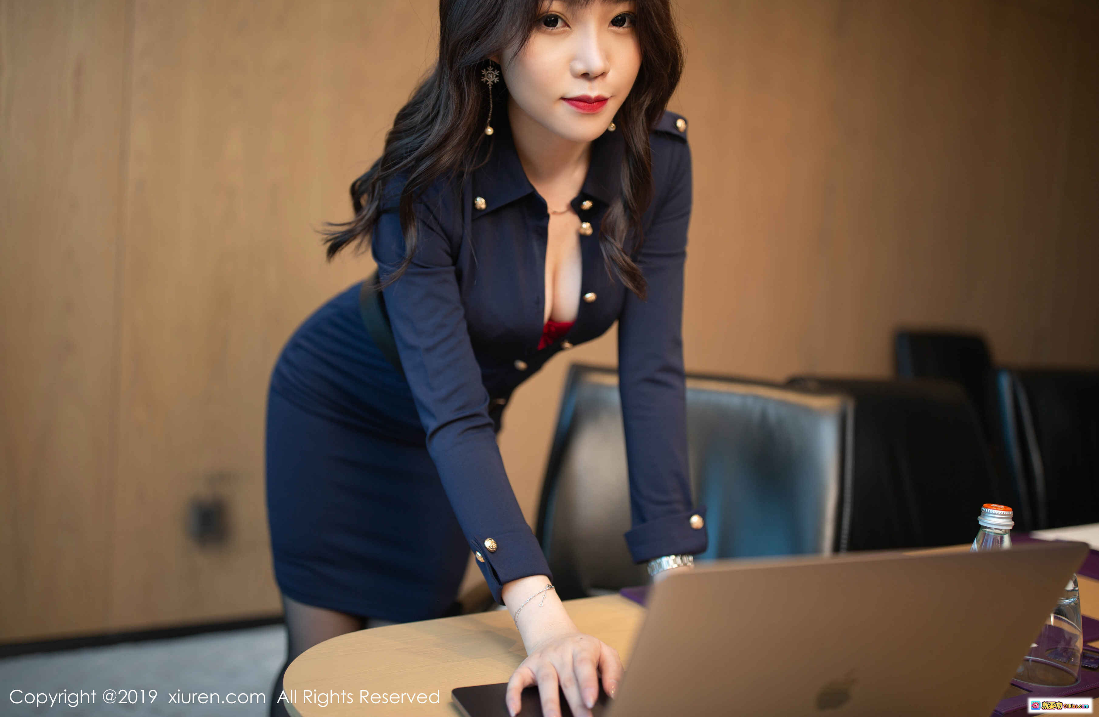 图片[8] - 芝芝Booty职场OL风深V制服写真 | 秀人网2019精选高清图集 | 优雅性感办公场景实拍 - 就要吻