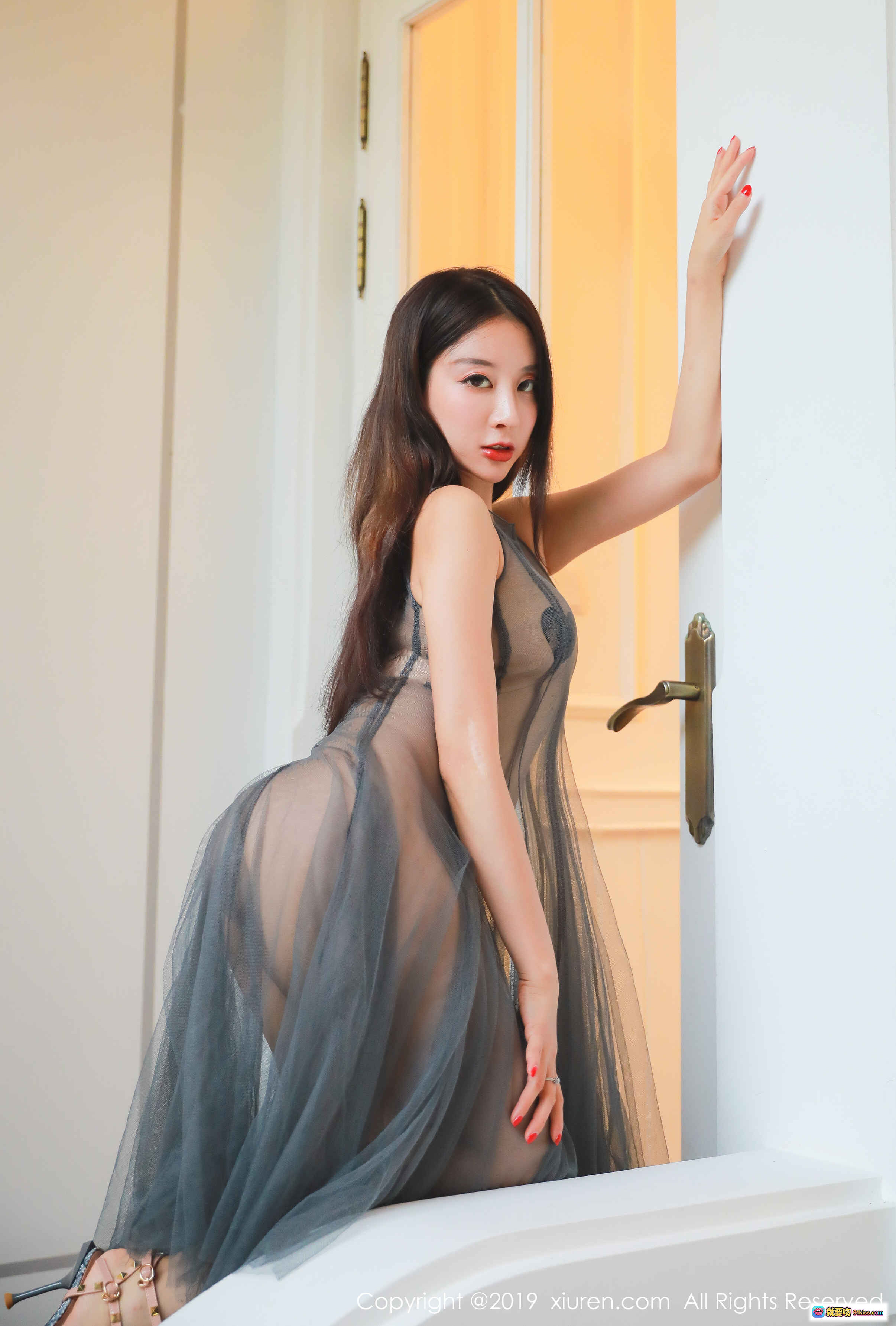 图片[1] - 筱慧灰色透视长裙写真 | 秀人网2019性感私房照 | 高跟鞋美腿姿态优雅 - 就要吻