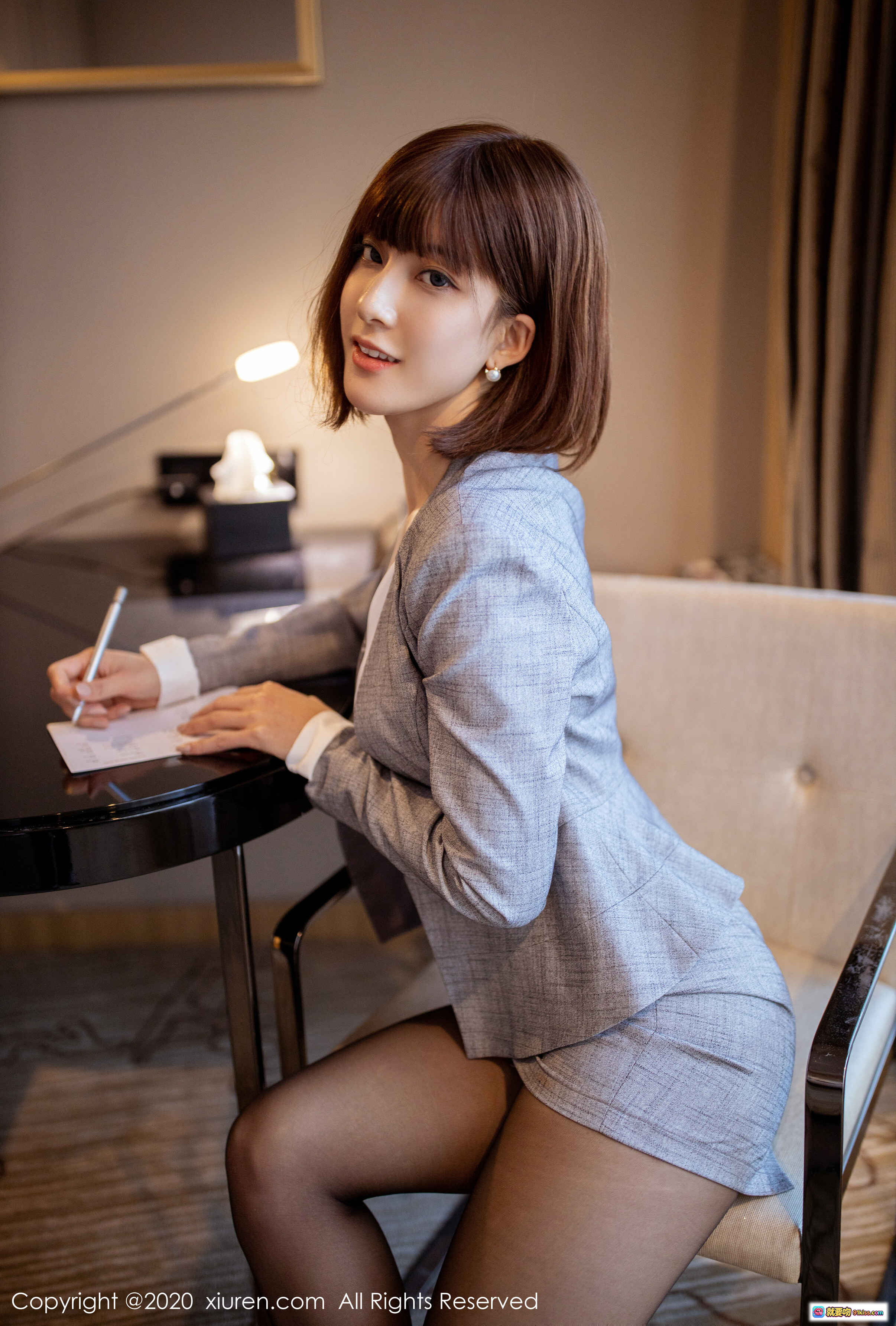 林文文yooki职场OL风写真 | 灰色西装套装+黑丝美腿 | 优雅坐姿办公场景 | XIUREN秀人网2020.03.26 No.2105 - 就要吻