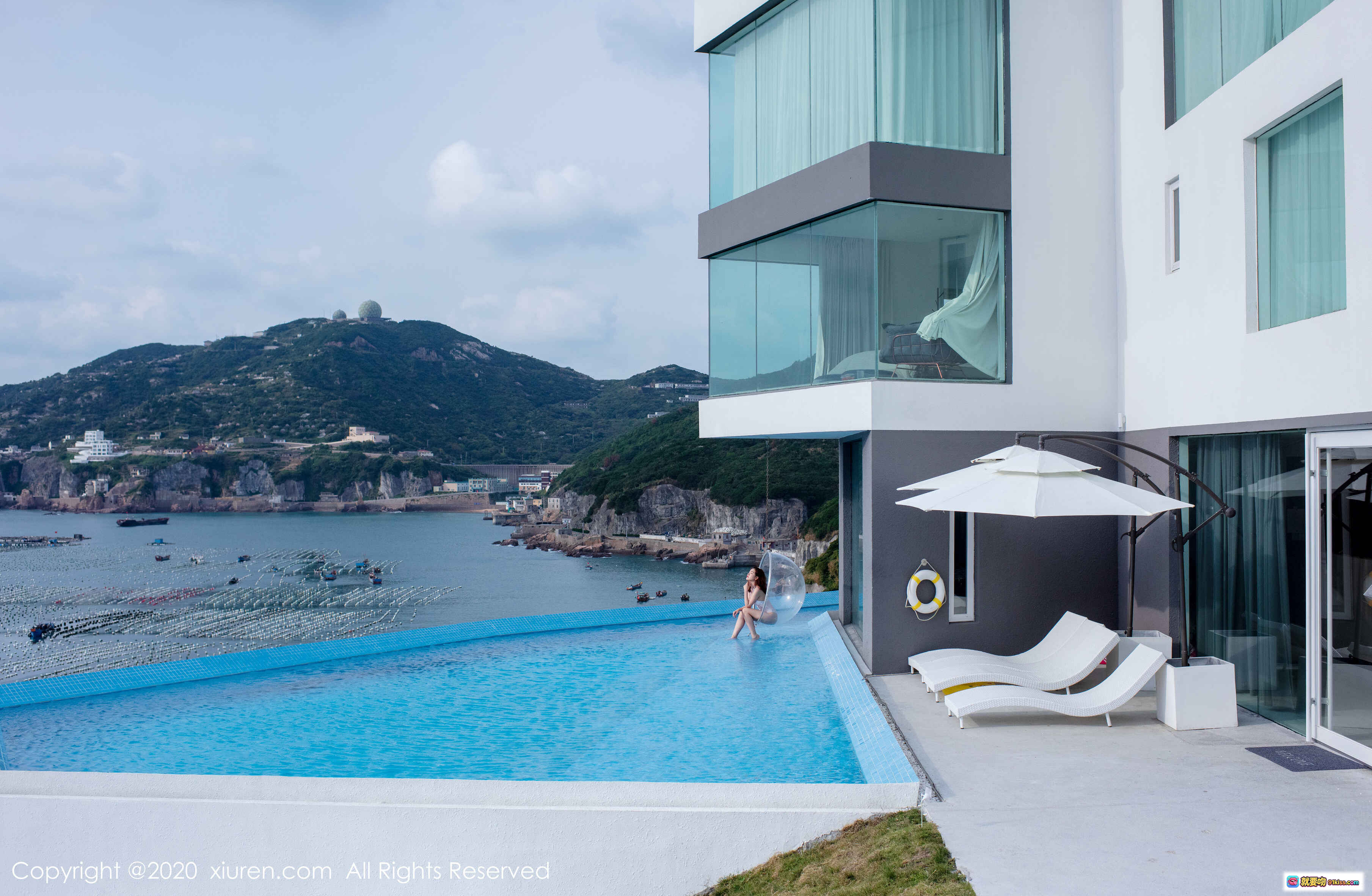 图片[8] - 沈梦瑶泳池边躺椅写真 | 海景度假风 | 白色比基尼 | 无边泳池 | 山海风光 | 秀人网No.1998 - 就要吻