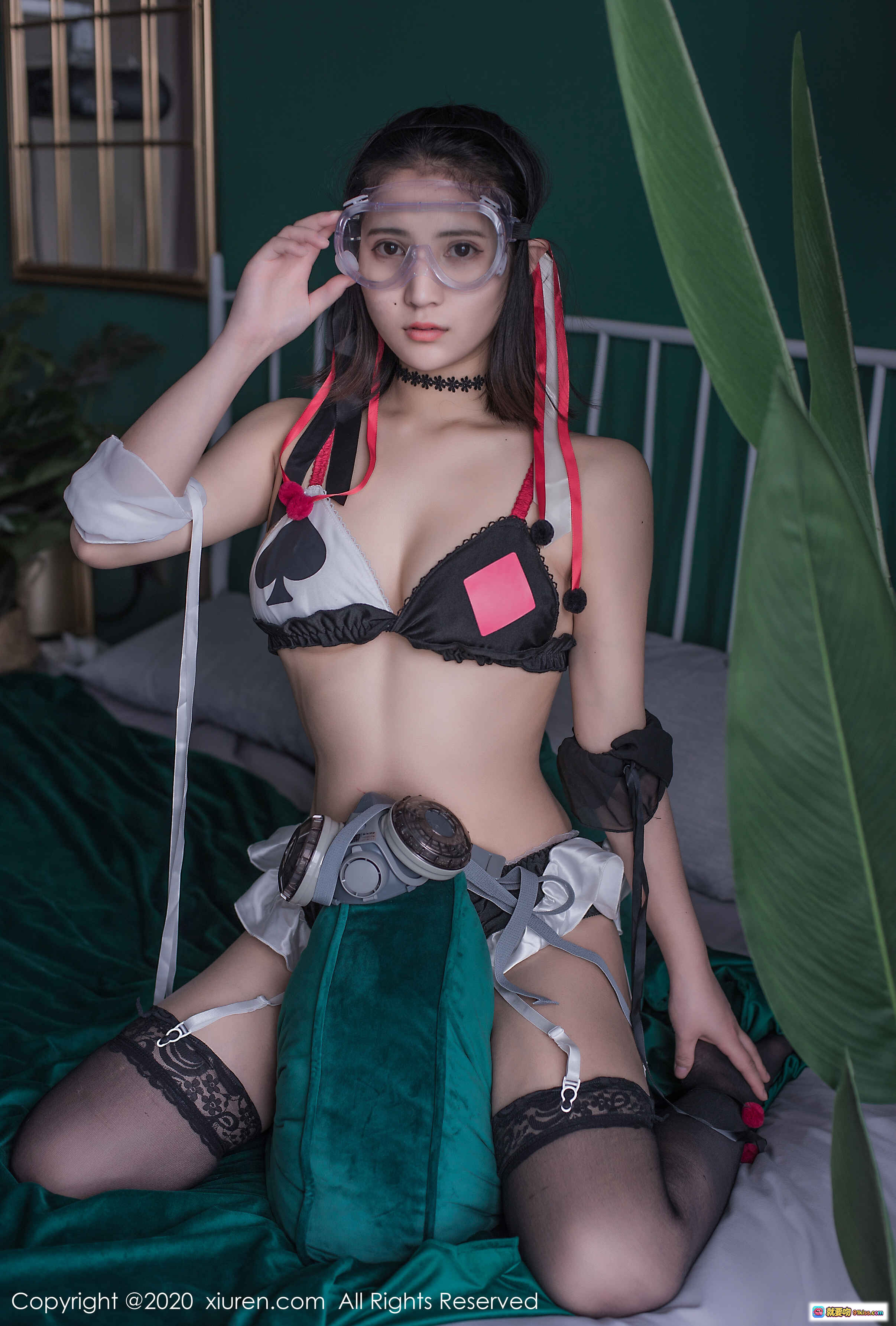 图片[1] - 久久Aimee扑克主题写真｜黑丝蕾丝内衣+防毒面具造型｜绿植卧室私房美图 - 就要吻