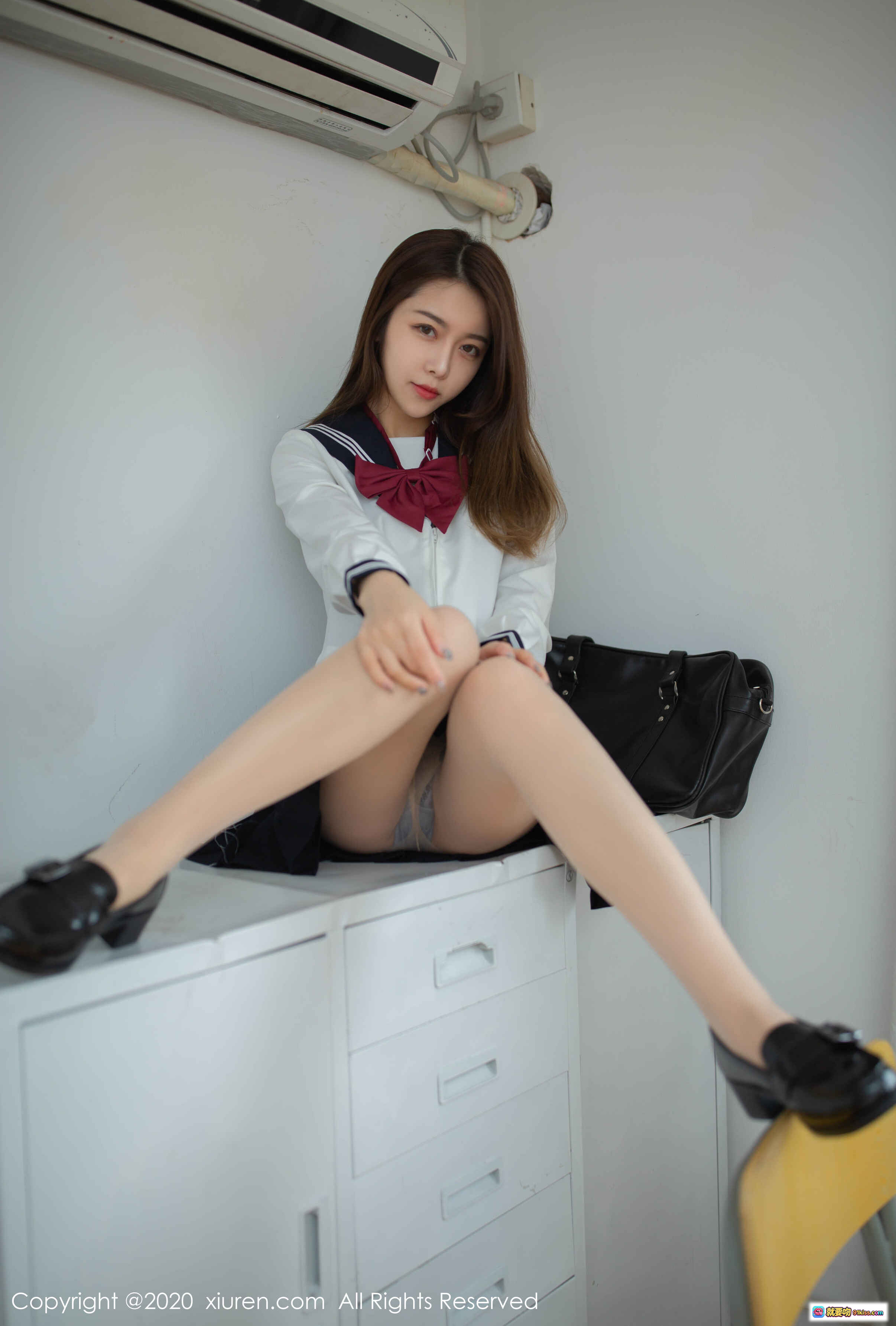 夏诗诗Sally校园风制服写真 - 白色水手服红领结美腿黑鞋柜上坐姿性感私房照 - 就要吻