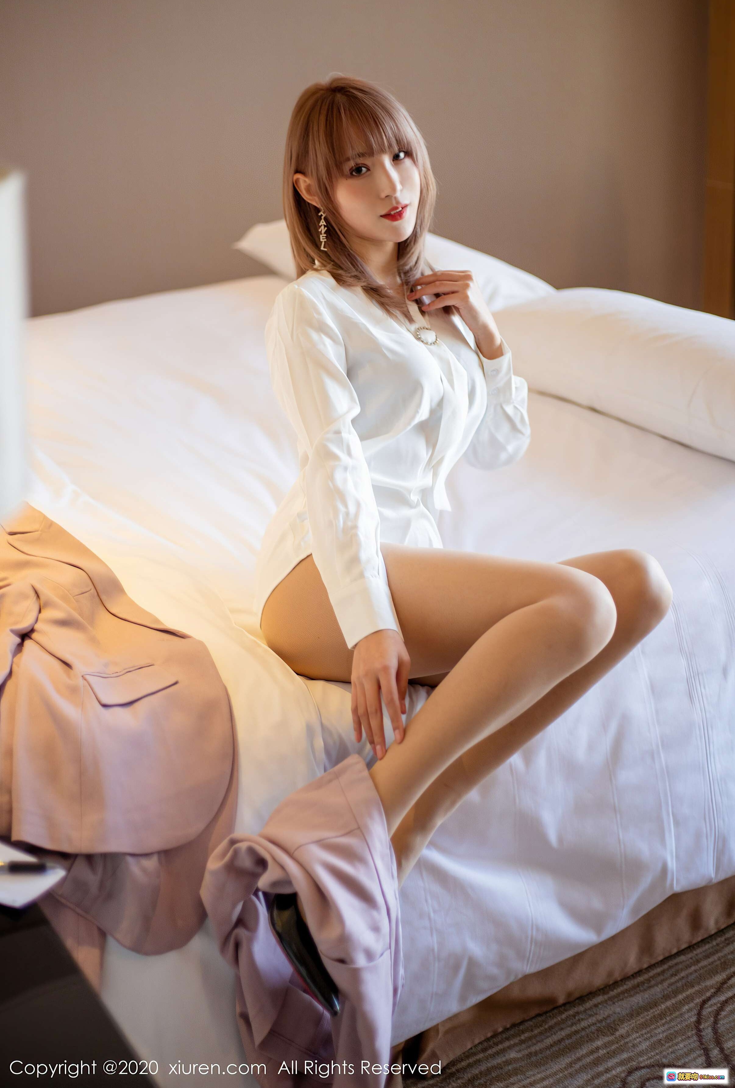 周慕汐白色衬衫性感写真｜美腿玉足酒店私房照｜秀人网2020精选图集 - 就要吻