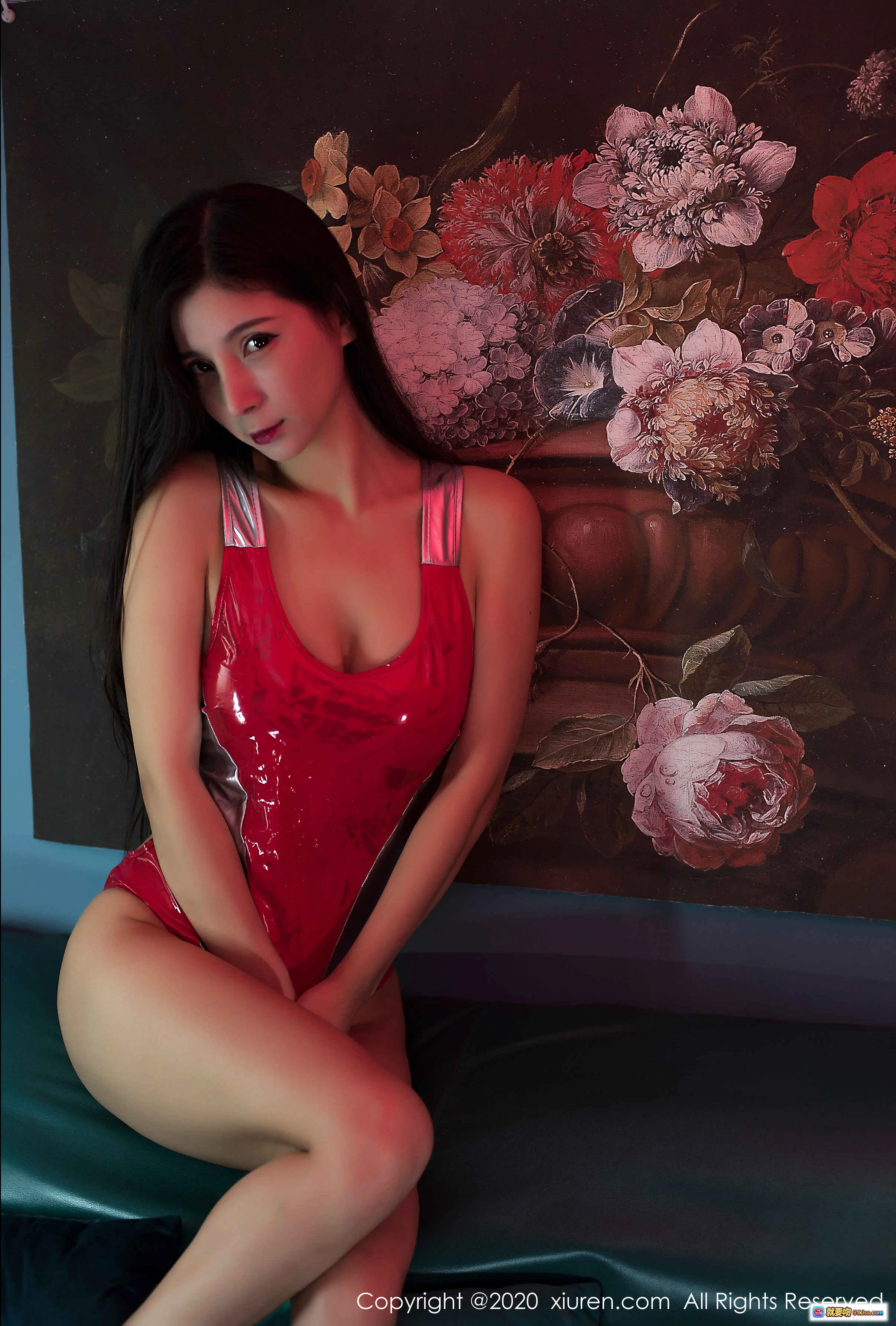 小蛮腰Lvy红色亮面连体衣性感写真｜XIUREN秀人网2020.03.24 No.2092｜花卉背景私房美拍 - 就要吻