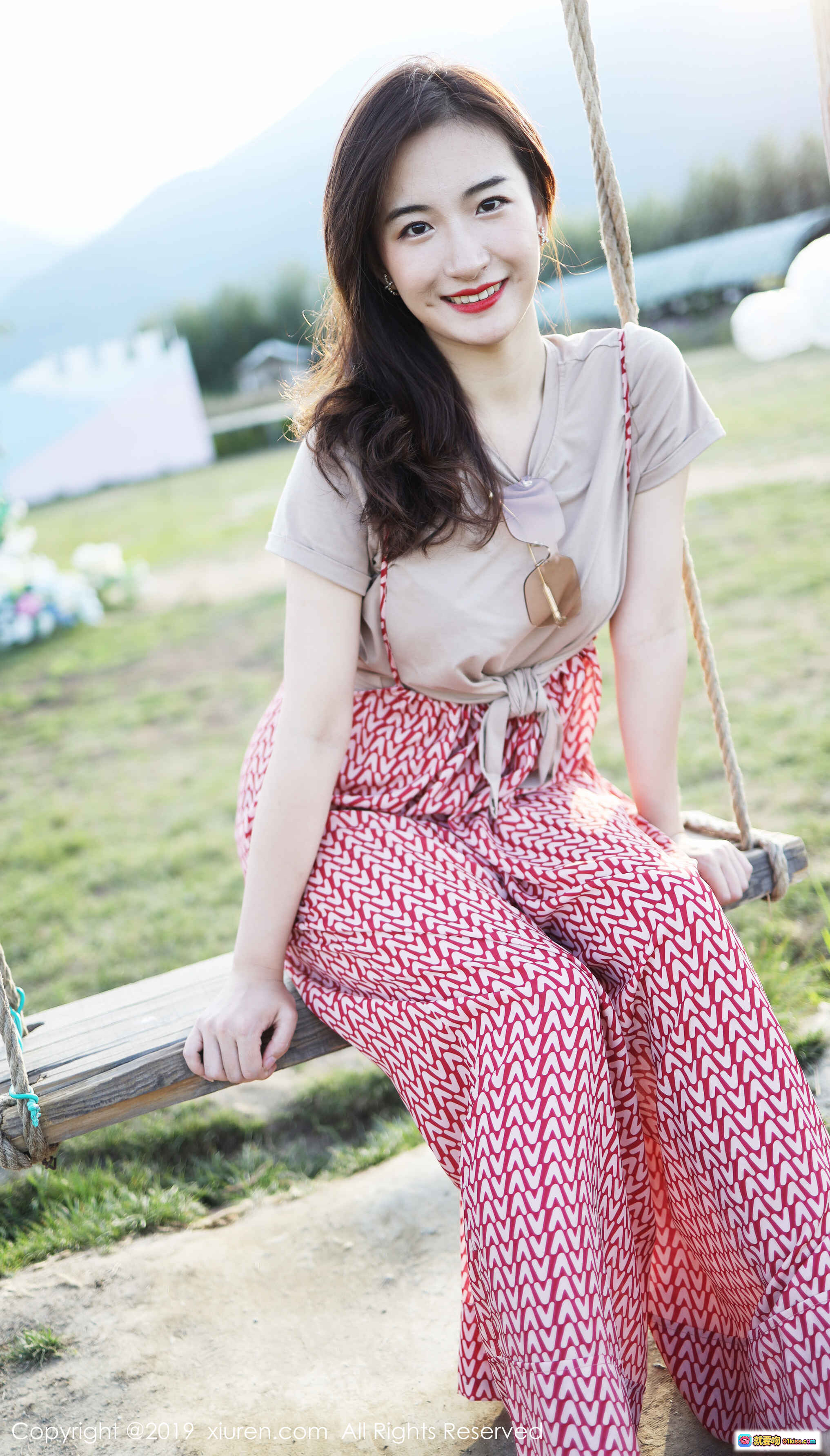 图片[3] - 艺儿拿铁清新写真 | 红白几何长裙搭配浅粉上衣 | 户外阳光少女风 | XIUREN秀人网2019精选人像摄影 - 就要吻