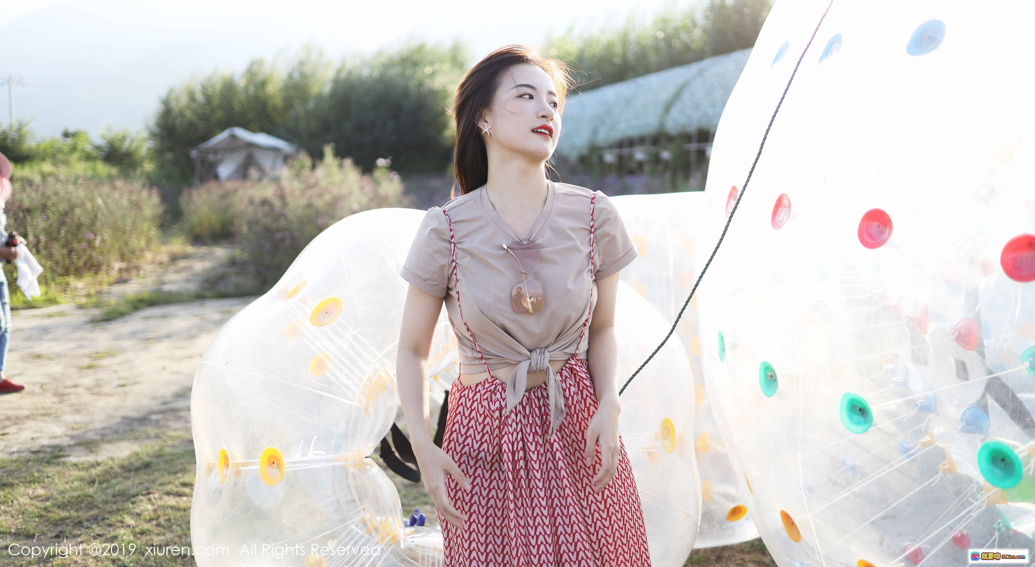 图片[4] - 艺儿拿铁清新写真 | 红白几何长裙搭配浅粉上衣 | 户外阳光少女风 | XIUREN秀人网2019精选人像摄影 - 就要吻