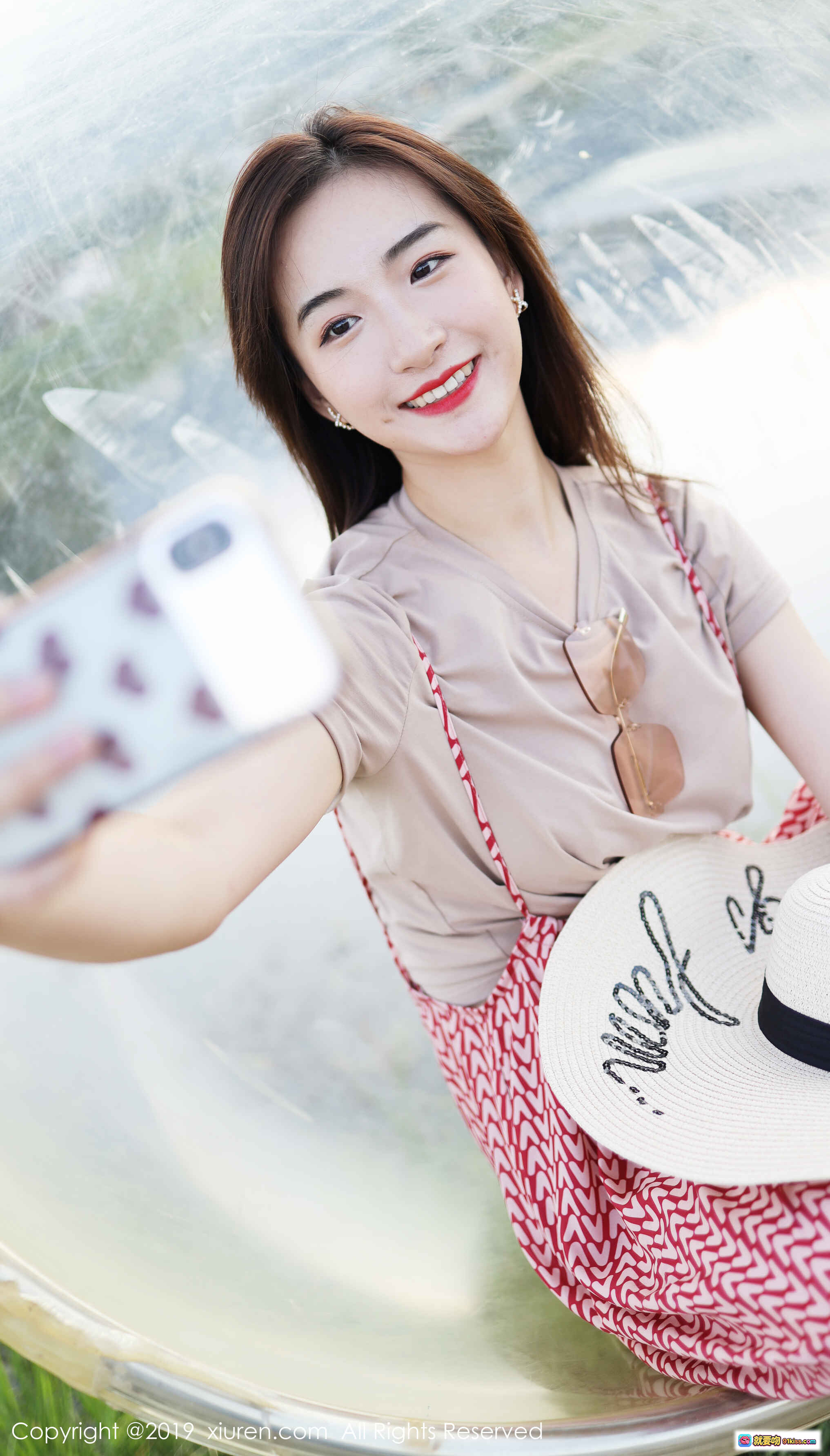 图片[2] - 艺儿拿铁清新写真 | 红白几何长裙搭配浅粉上衣 | 户外阳光少女风 | XIUREN秀人网2019精选人像摄影 - 就要吻