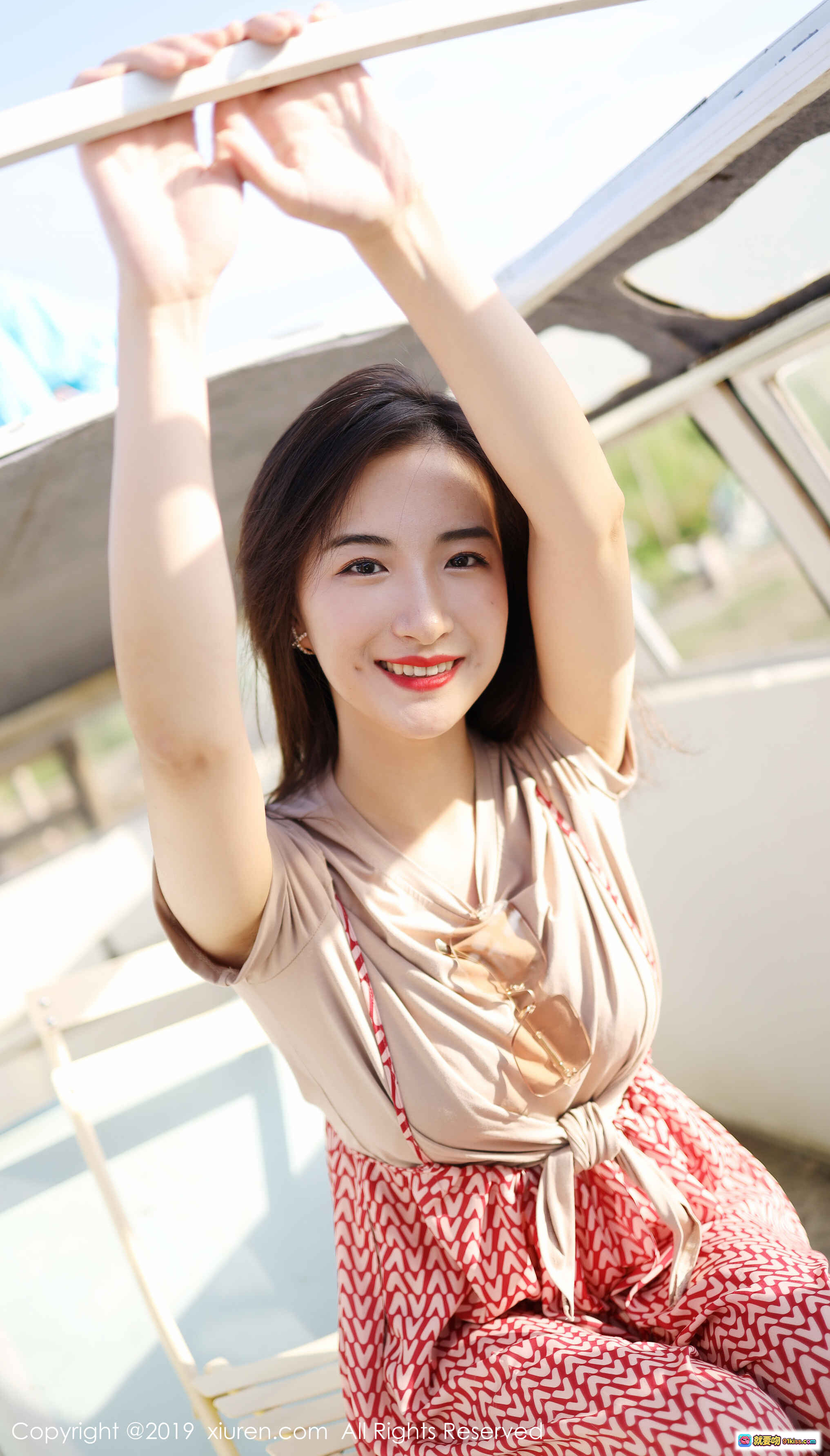 图片[9] - 艺儿拿铁清新写真 | 红白几何长裙搭配浅粉上衣 | 户外阳光少女风 | XIUREN秀人网2019精选人像摄影 - 就要吻
