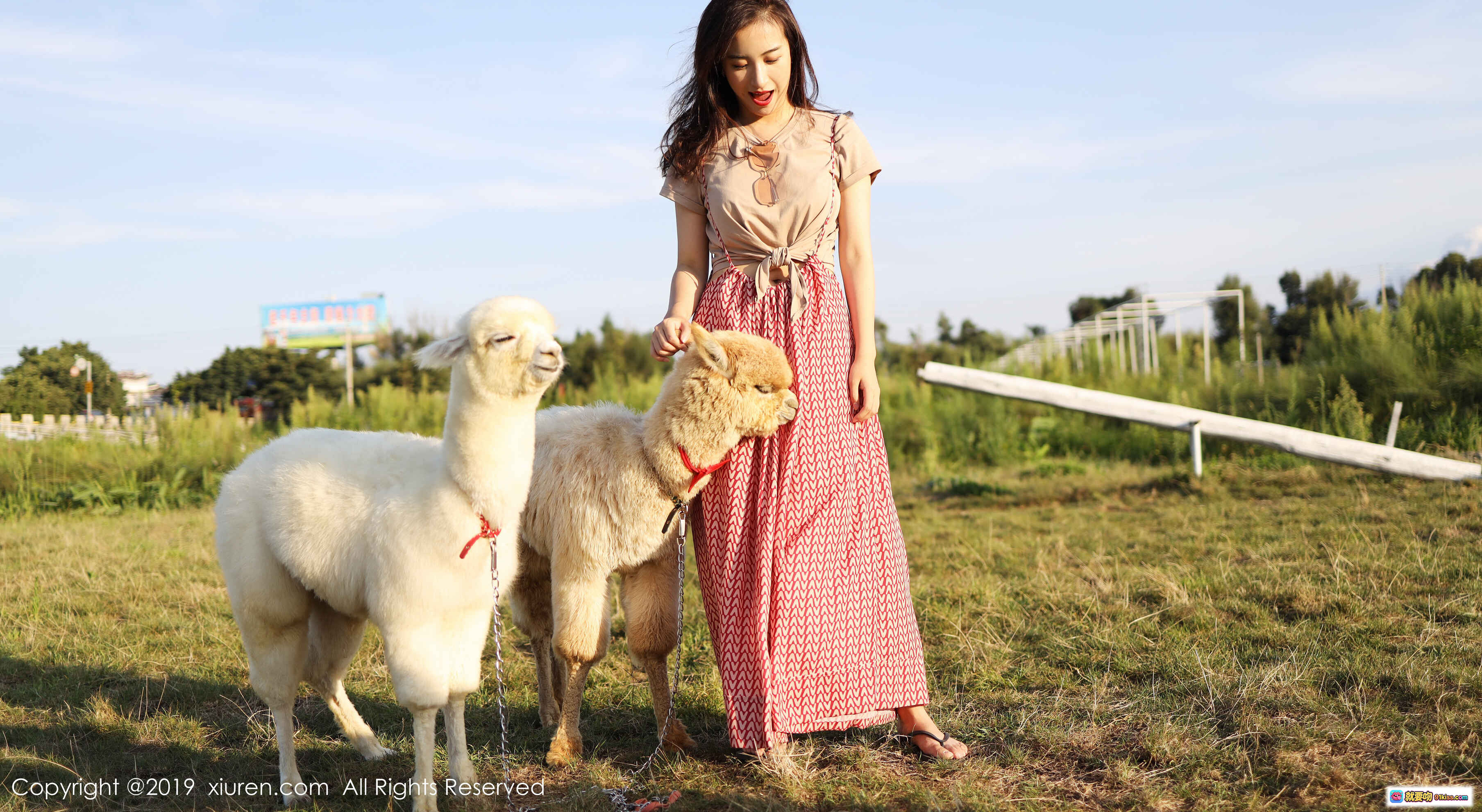 图片[10] - 艺儿拿铁清新写真 | 红白几何长裙搭配浅粉上衣 | 户外阳光少女风 | XIUREN秀人网2019精选人像摄影 - 就要吻