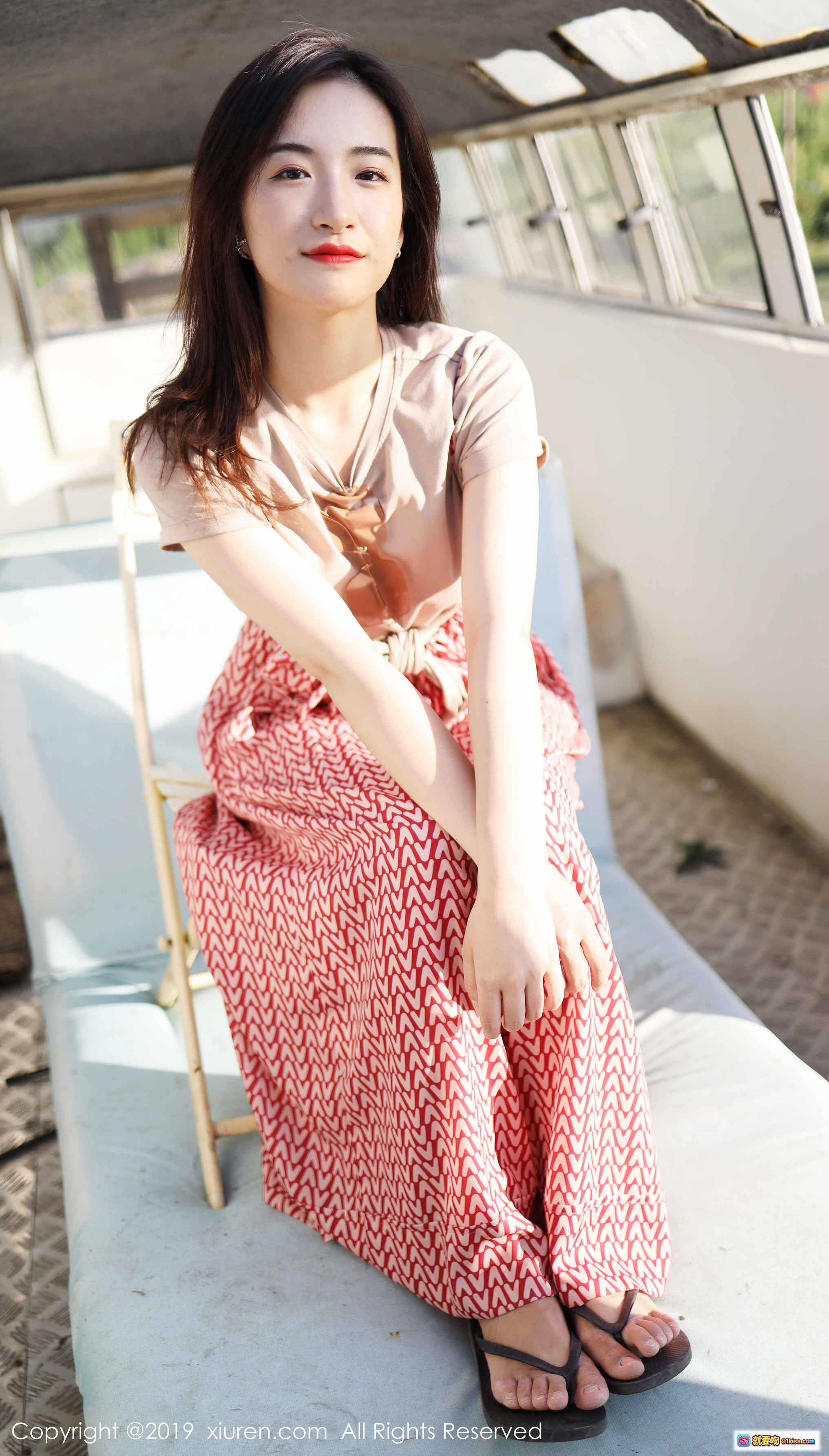 艺儿拿铁清新写真 | 红白几何长裙搭配浅粉上衣 | 户外阳光少女风 | XIUREN秀人网2019精选人像摄影 - 就要吻