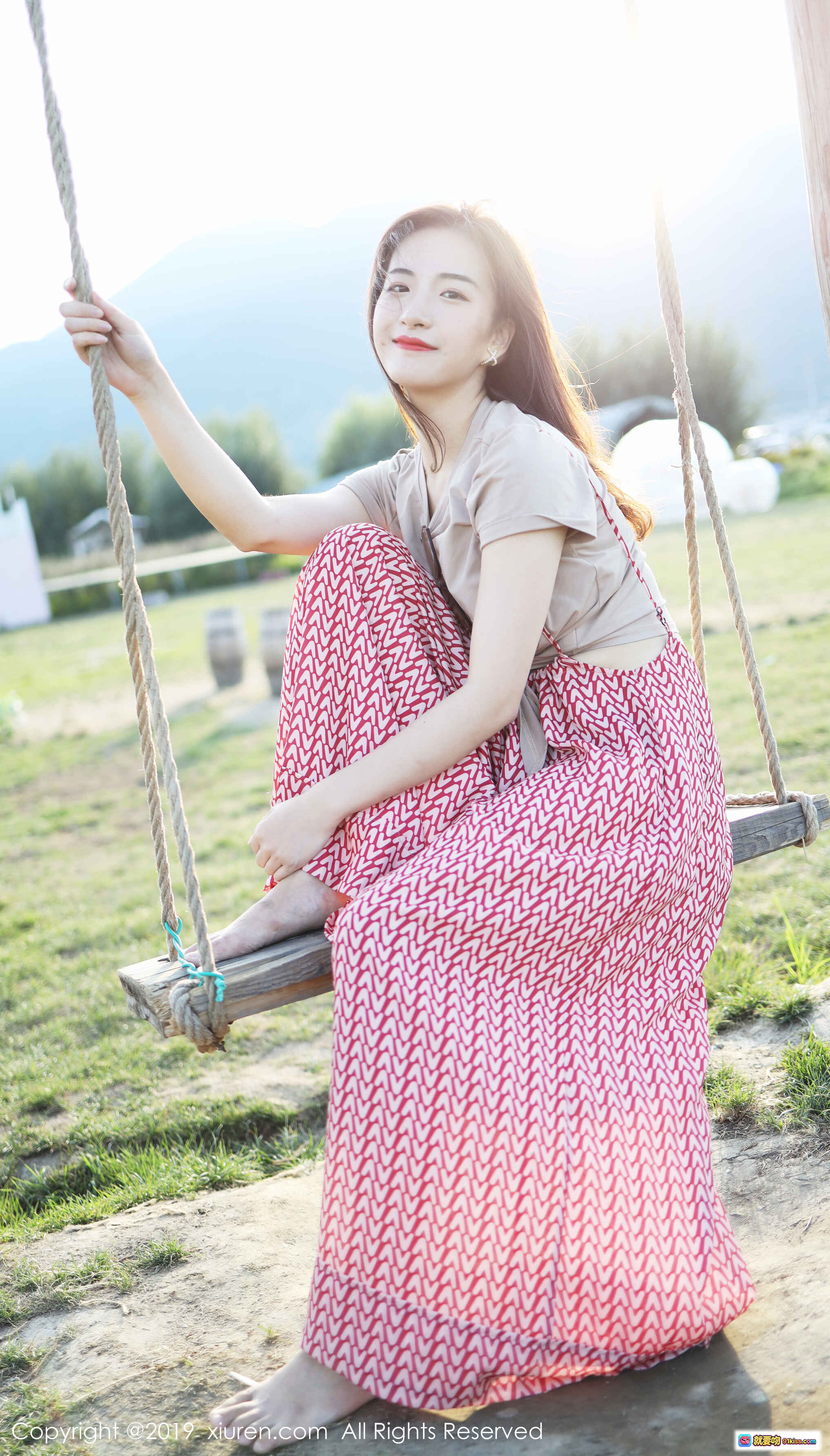 图片[6] - 艺儿拿铁清新写真 | 红白几何长裙搭配浅粉上衣 | 户外阳光少女风 | XIUREN秀人网2019精选人像摄影 - 就要吻