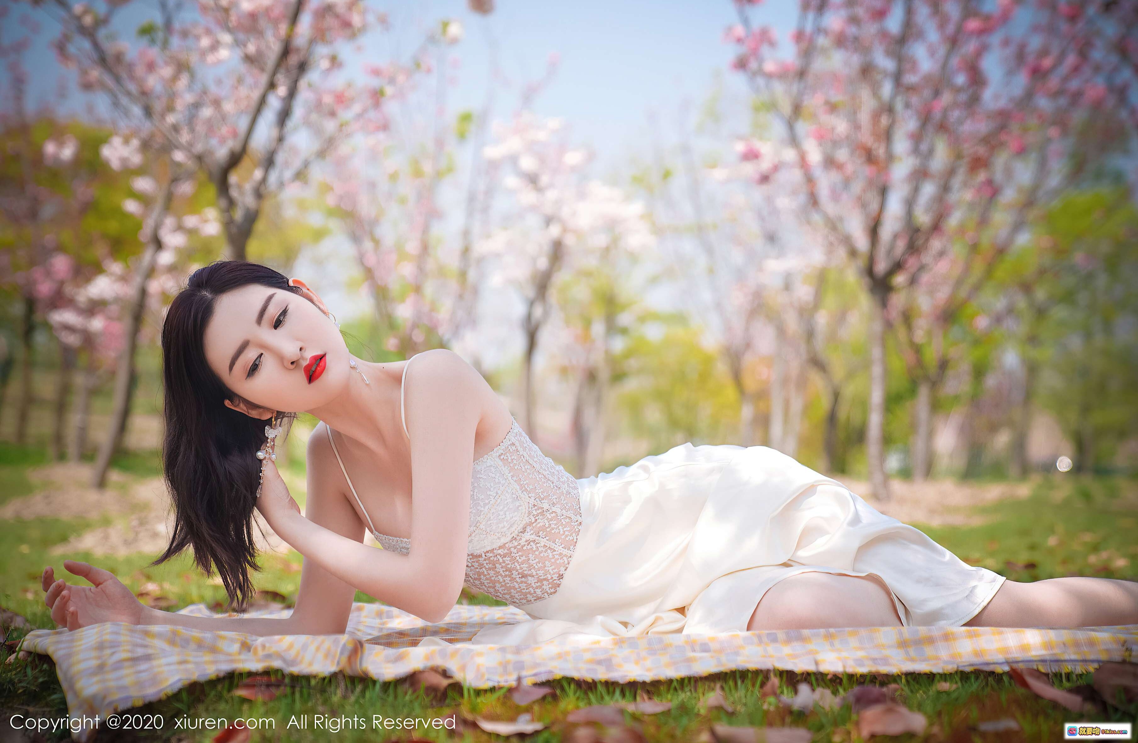 图片[5] - 沈梦瑶户外写真 | 白色蕾丝内衣 | 草地樱花背景 | 优雅性感姿态 | XIUREN秀人网2020精选 - 就要吻