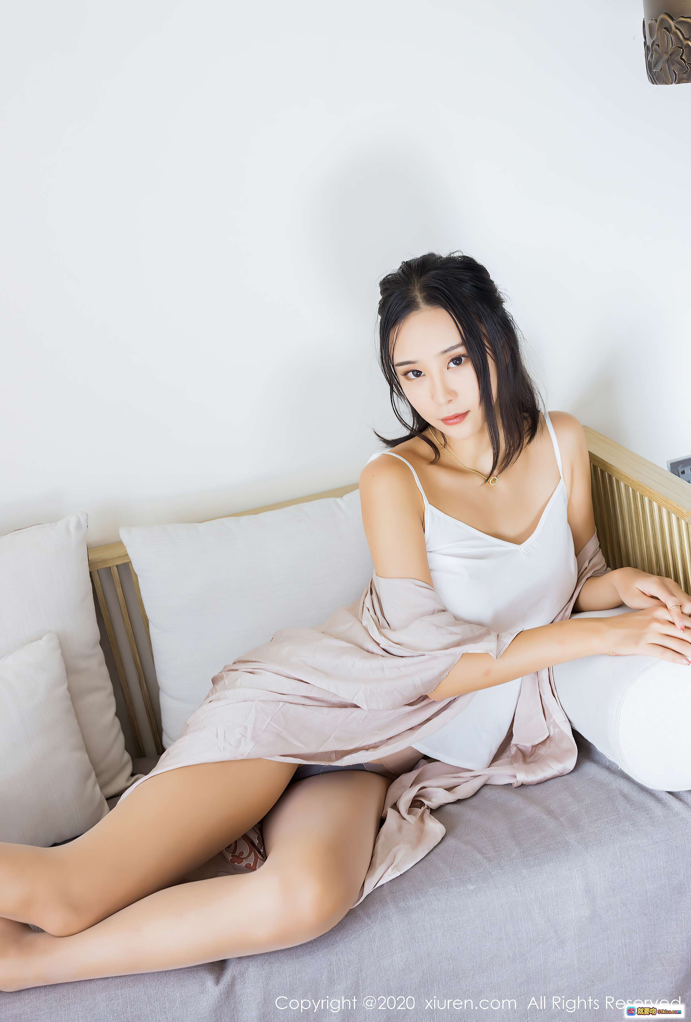 图片[6] - 蓝夏Akasha优雅躺卧沙发写真 | 白色吊带裙搭配浅粉外披 | 室内柔和光影美腿特写 | XIUREN秀人网2020.08.11 No.2426 - 就要吻