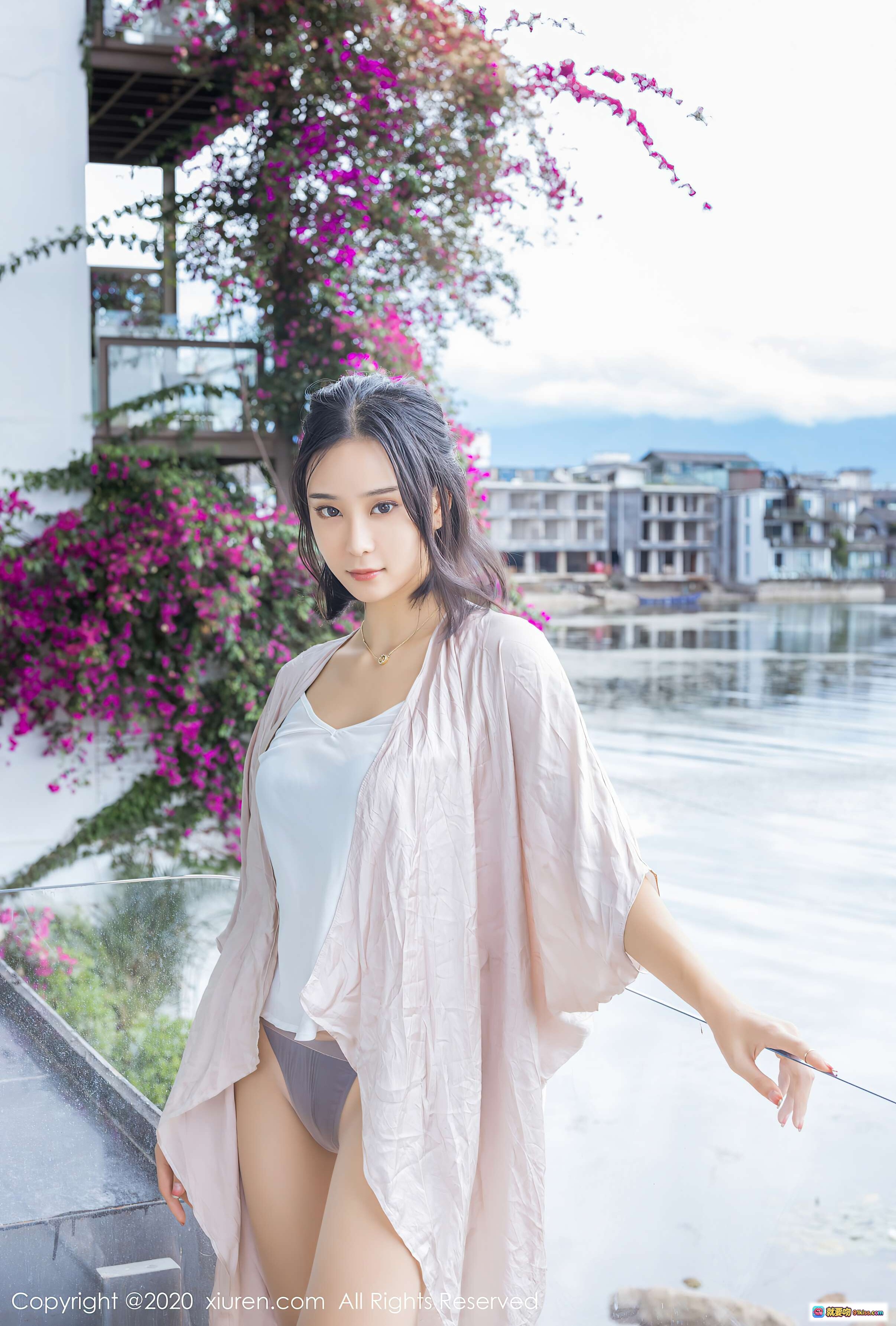 图片[10] - 蓝夏Akasha优雅躺卧沙发写真 | 白色吊带裙搭配浅粉外披 | 室内柔和光影美腿特写 | XIUREN秀人网2020.08.11 No.2426 - 就要吻