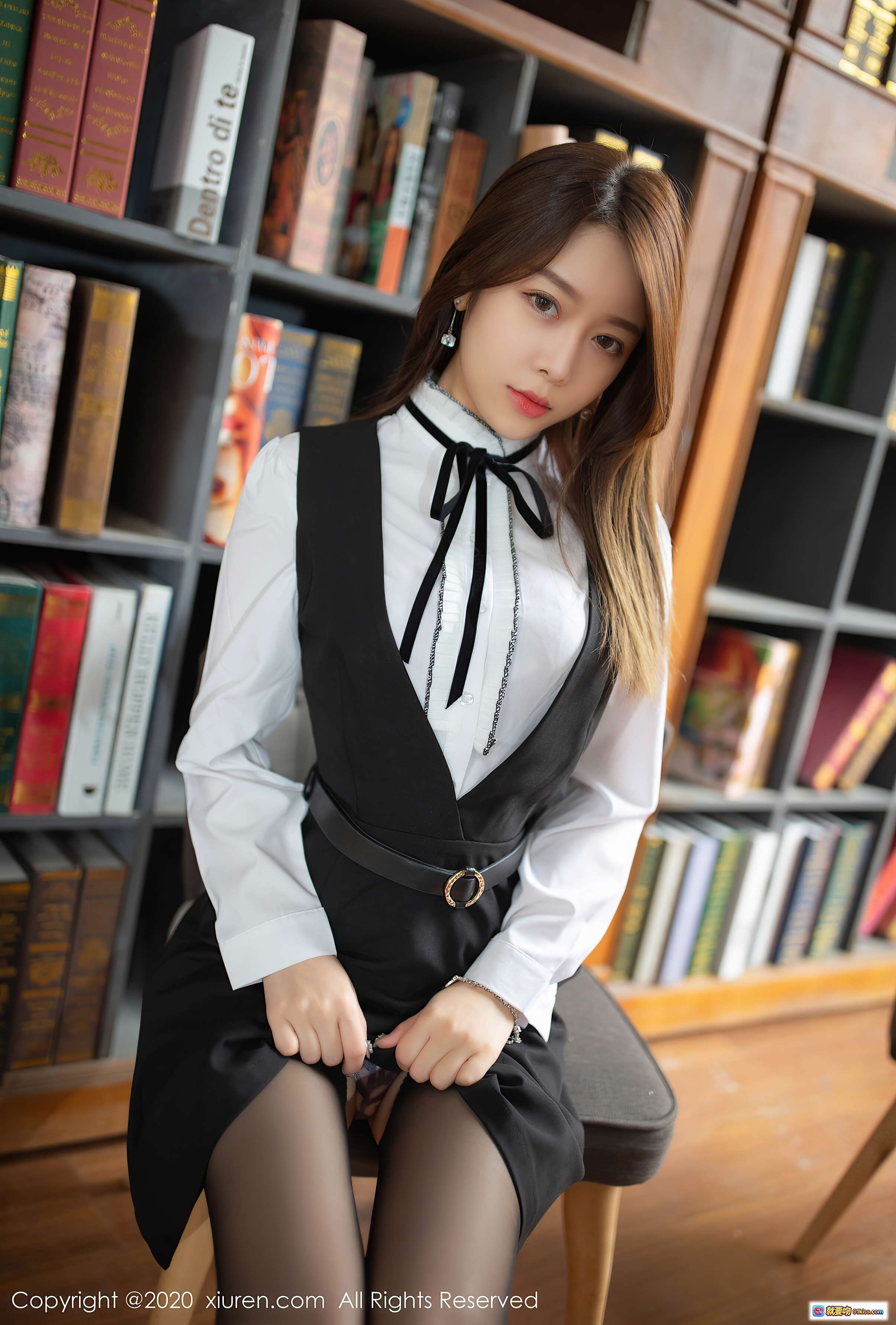 图片[10] - 夏诗雯Sally图书馆写真 | 白衬衫黑短裙黑丝美腿 | 秀人网2020.07.16 No.2338 - 就要吻