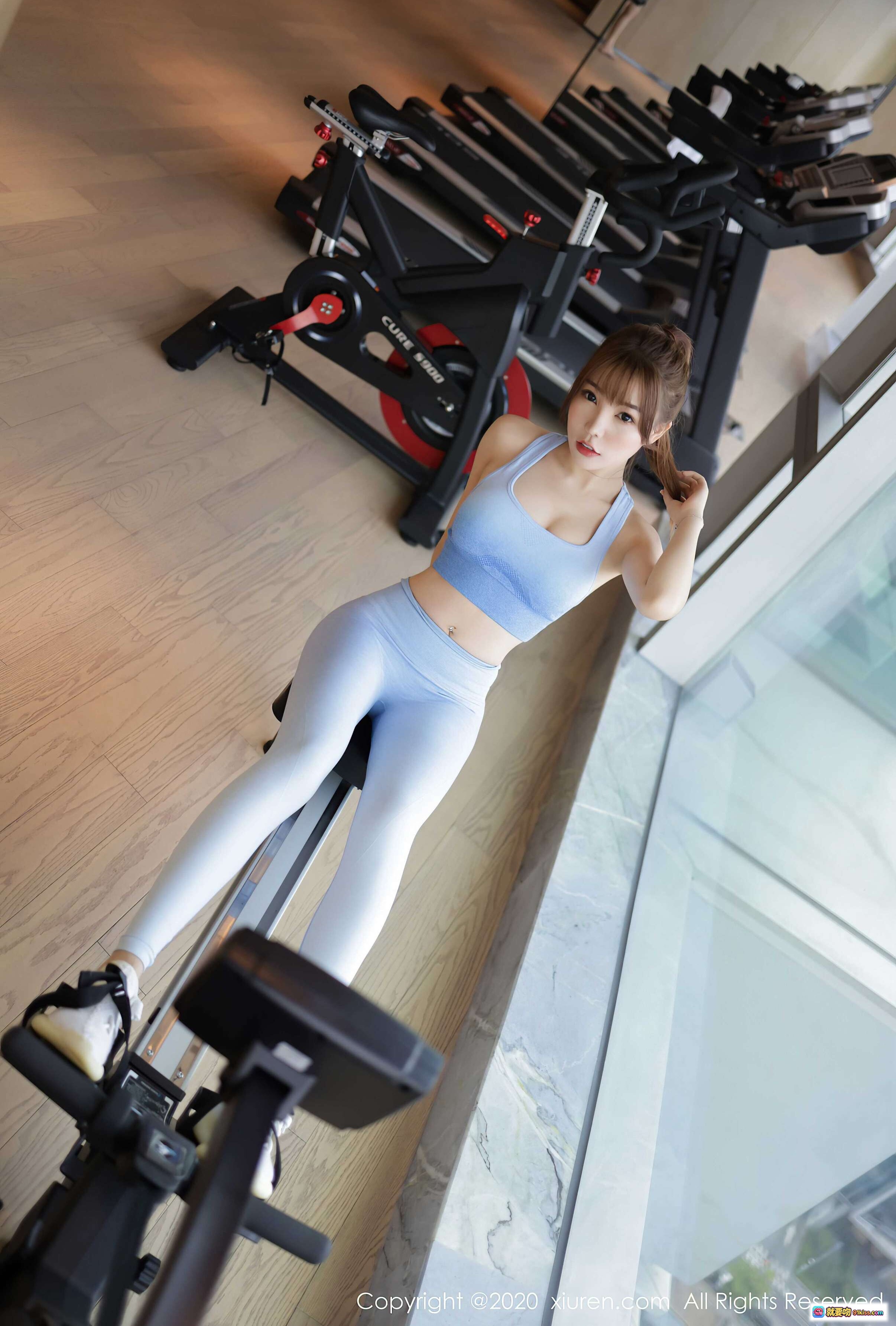 图片[1] - 芝芝booty健身美照 | 瑜伽裤运动风 | 健身房单车写真 | 秀人网2020精选 | 纤腰翘臀造型 - 就要吻