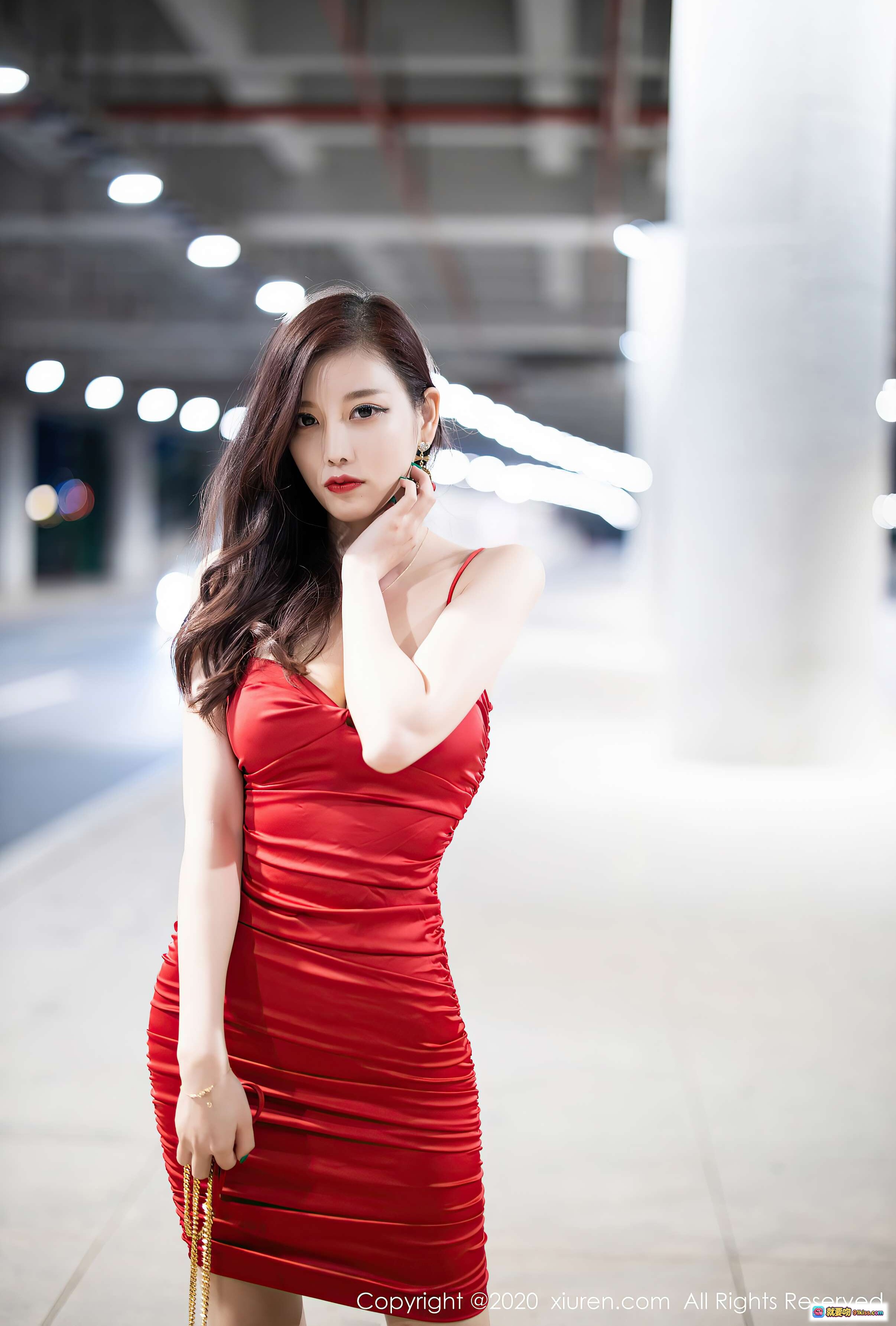 图片[4] - 杨晨晨sugar红裙性感写真｜停车场光影人像｜修身褶皱连衣裙｜时尚街拍风｜秀人网2020精选 - 就要吻