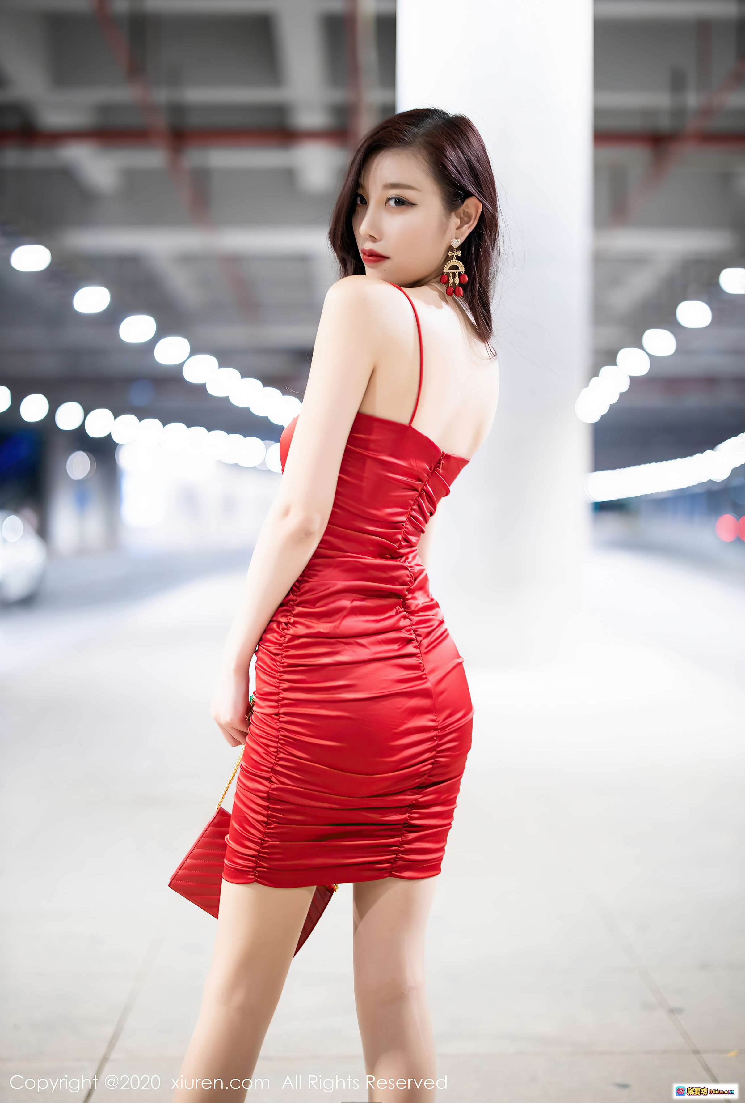 图片[9] - 杨晨晨sugar红裙性感写真｜停车场光影人像｜修身褶皱连衣裙｜时尚街拍风｜秀人网2020精选 - 就要吻
