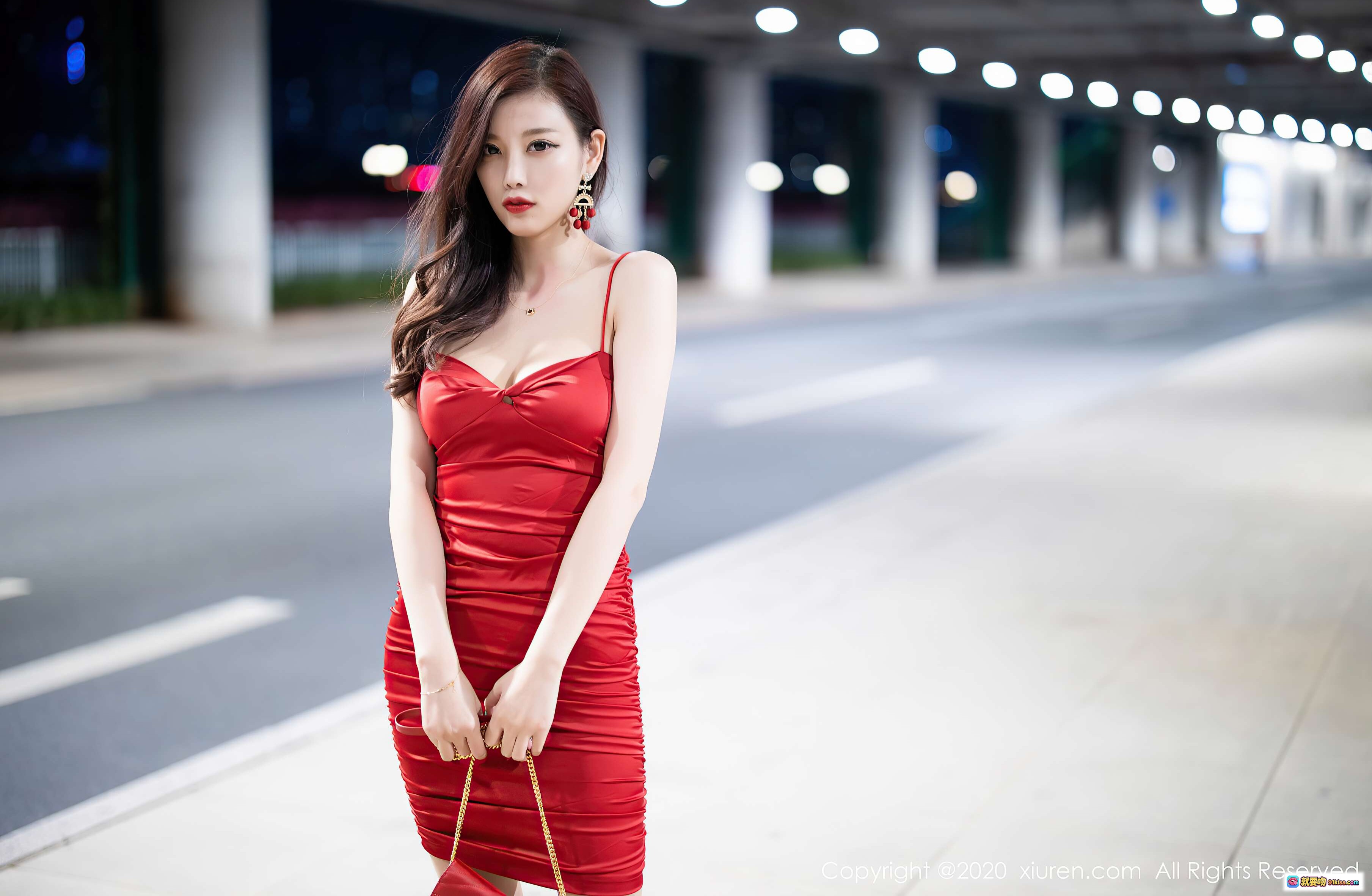图片[5] - 杨晨晨sugar红裙性感写真｜停车场光影人像｜修身褶皱连衣裙｜时尚街拍风｜秀人网2020精选 - 就要吻