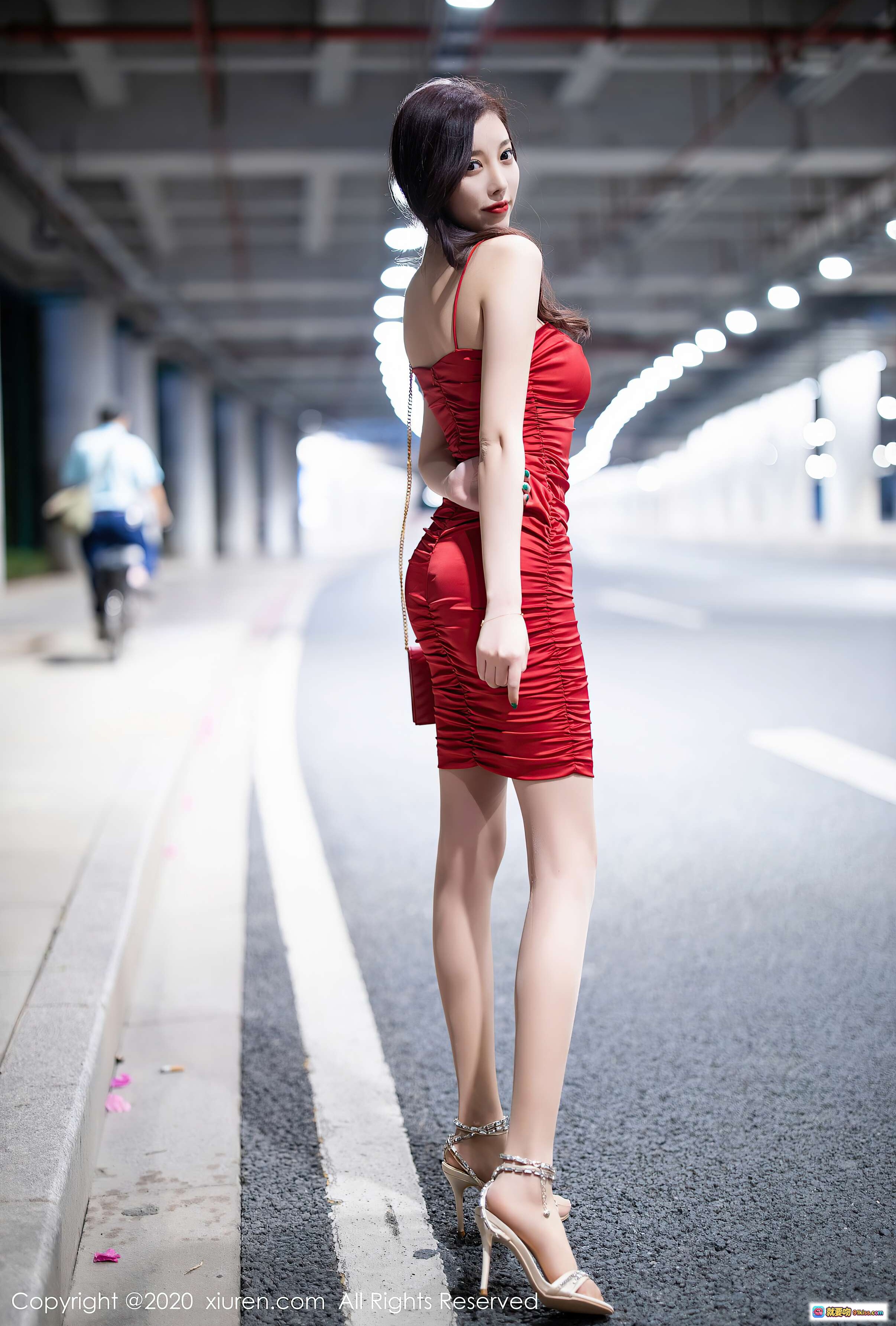 图片[2] - 杨晨晨sugar红裙性感写真｜停车场光影人像｜修身褶皱连衣裙｜时尚街拍风｜秀人网2020精选 - 就要吻