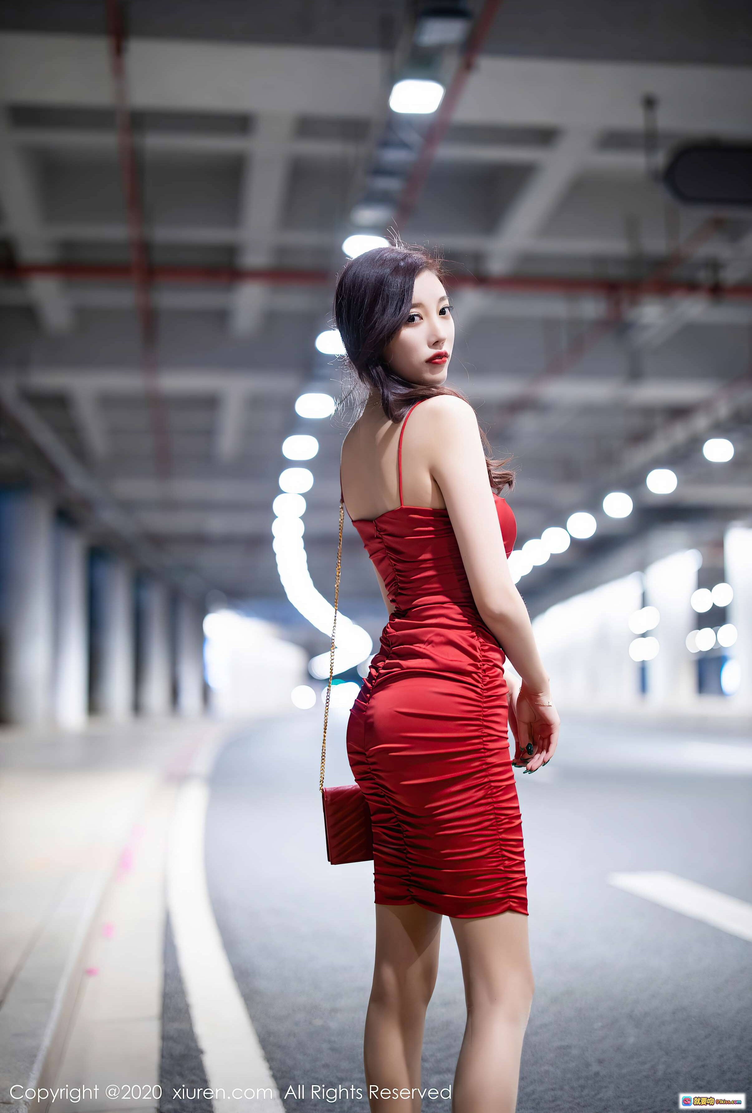 图片[1] - 杨晨晨sugar红裙性感写真｜停车场光影人像｜修身褶皱连衣裙｜时尚街拍风｜秀人网2020精选 - 就要吻