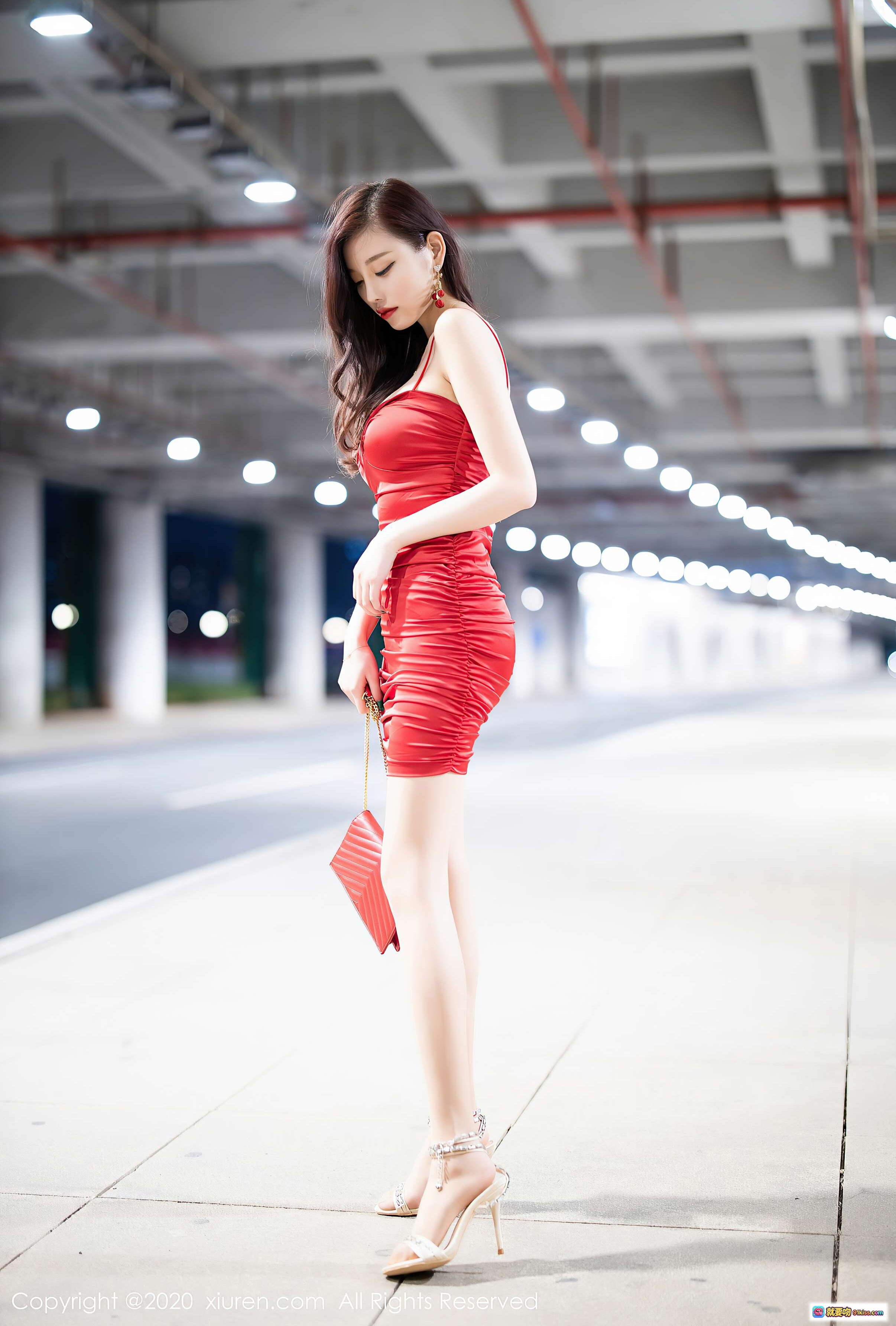 图片[7] - 杨晨晨sugar红裙性感写真｜停车场光影人像｜修身褶皱连衣裙｜时尚街拍风｜秀人网2020精选 - 就要吻