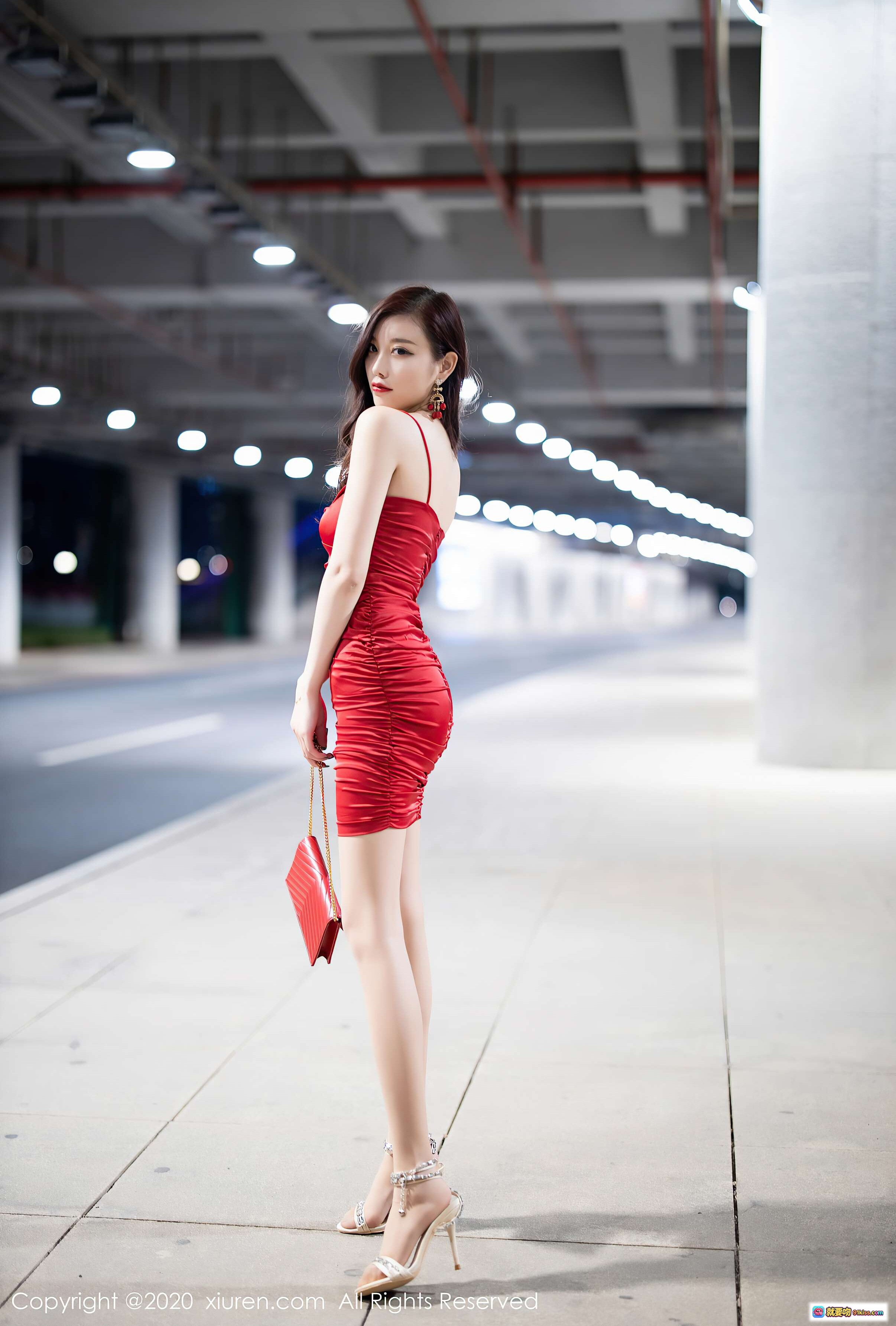 图片[6] - 杨晨晨sugar红裙性感写真｜停车场光影人像｜修身褶皱连衣裙｜时尚街拍风｜秀人网2020精选 - 就要吻
