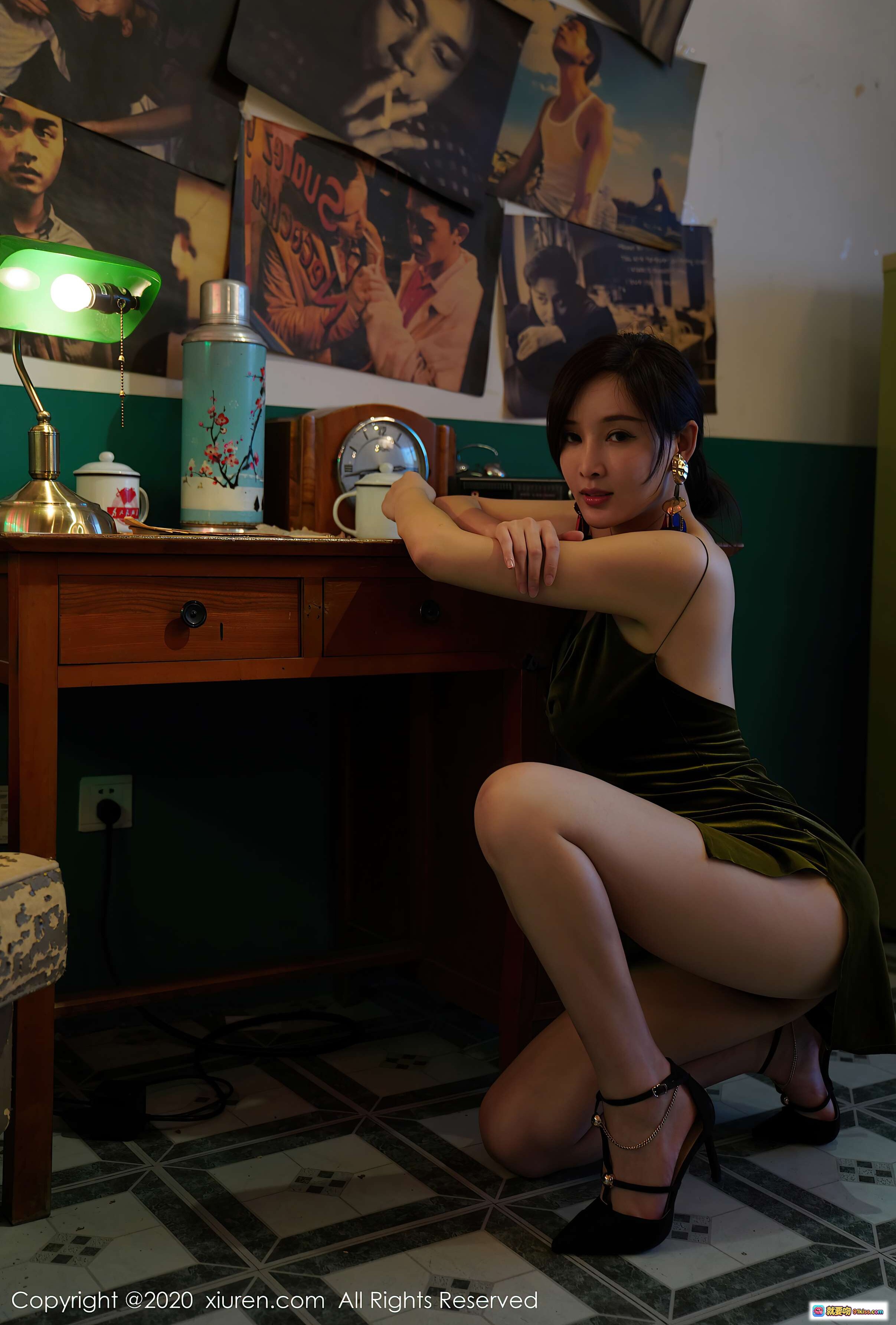 图片[4] - 绿丝绒吊带短裙美女复古写真，高跟美腿倚桌，怀旧海报背景，室内艺术摄影氛围 - 就要吻