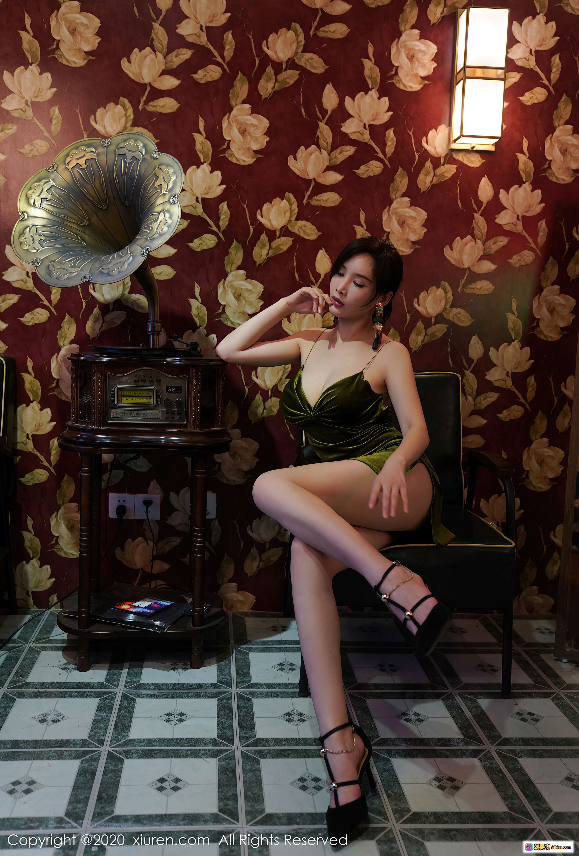 图片[2] - 绿丝绒吊带短裙美女复古写真，高跟美腿倚桌，怀旧海报背景，室内艺术摄影氛围 - 就要吻