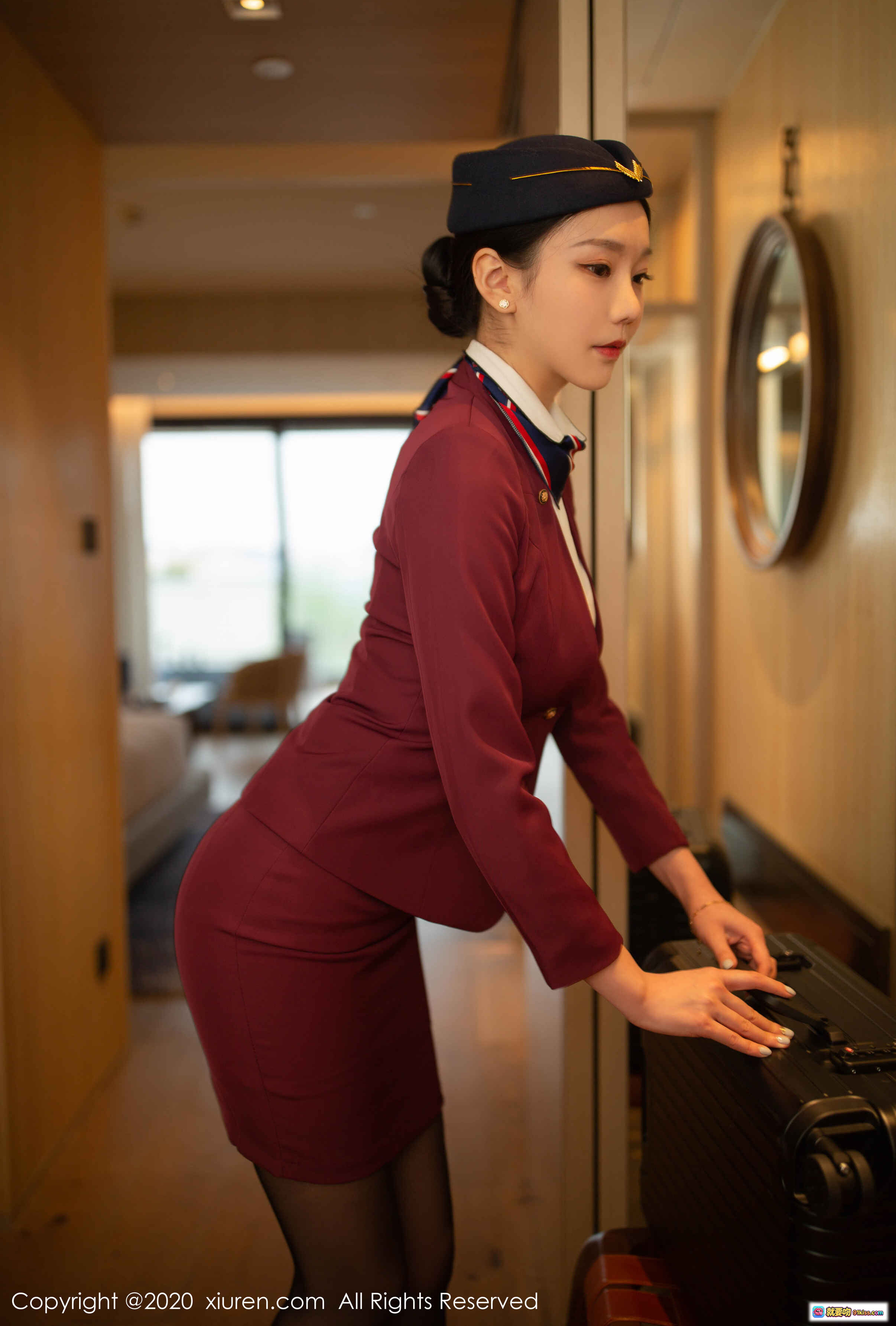安然Maleah空姐制服写真 | 红色包臀裙+黑丝美腿 | 酒店走廊优雅姿态 | XIUREN秀人网2020精选摄影 - 就要吻