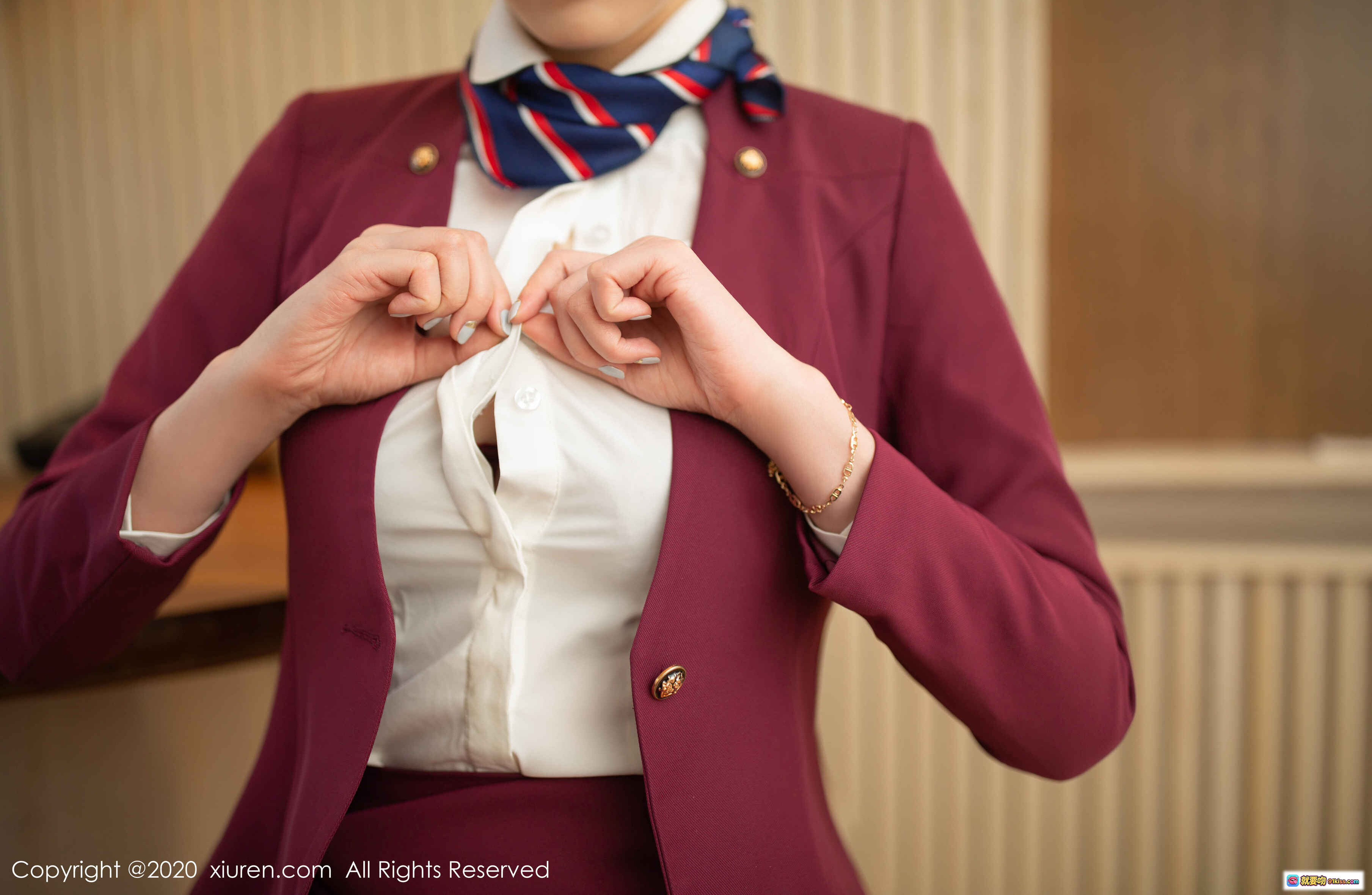 图片[7] - 安然Maleah空姐制服写真 | 红色包臀裙+黑丝美腿 | 酒店走廊优雅姿态 | XIUREN秀人网2020精选摄影 - 就要吻