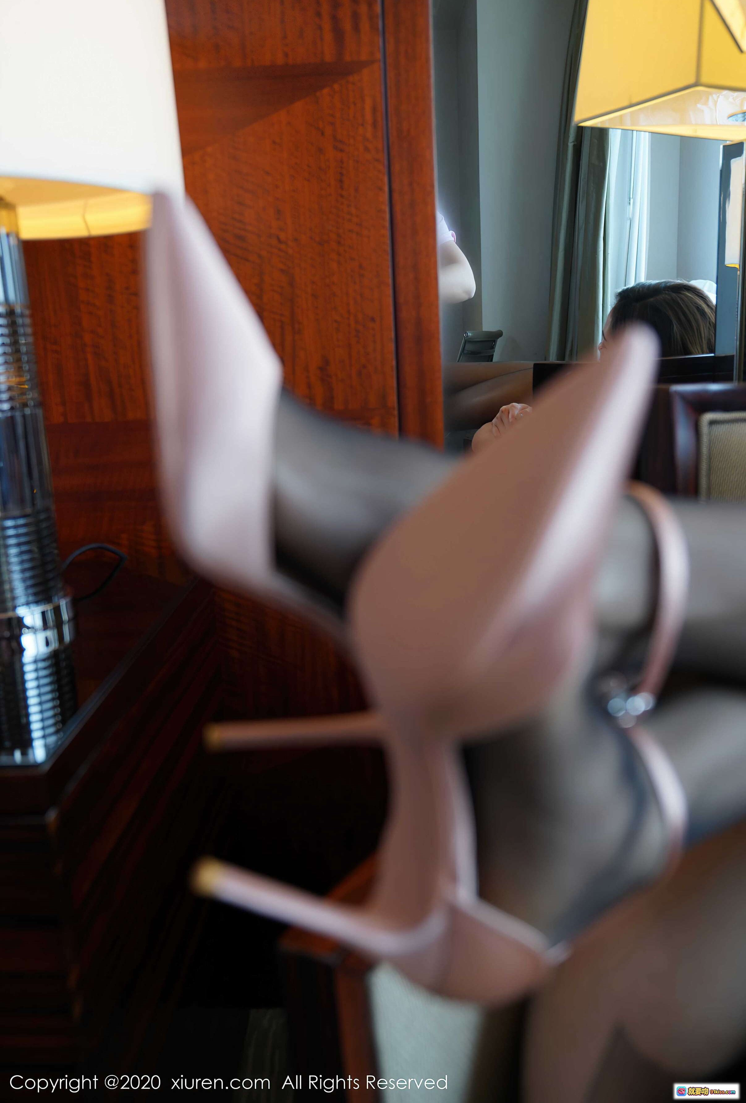 图片[1] - 方子萱高跟美腿写真 | XIUREN秀人网2020.07.28 No.2376 | 优雅室内氛围 | 精致丝袜与尖头高跟鞋特写 - 就要吻