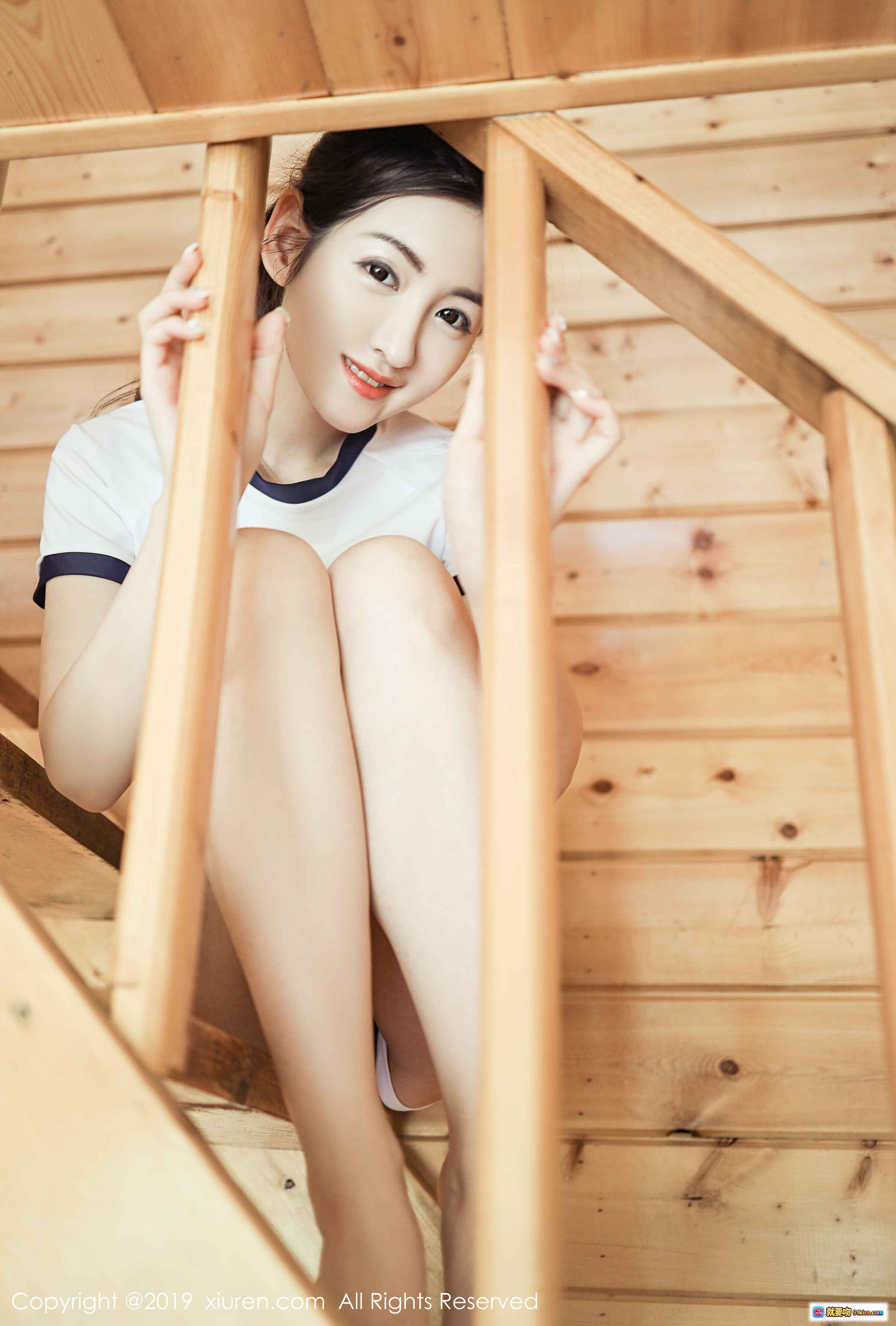 图片[2] - 沈梦瑶性感写真：白T蓝短裤木屋阳光美腿翘臀私房照 - 就要吻