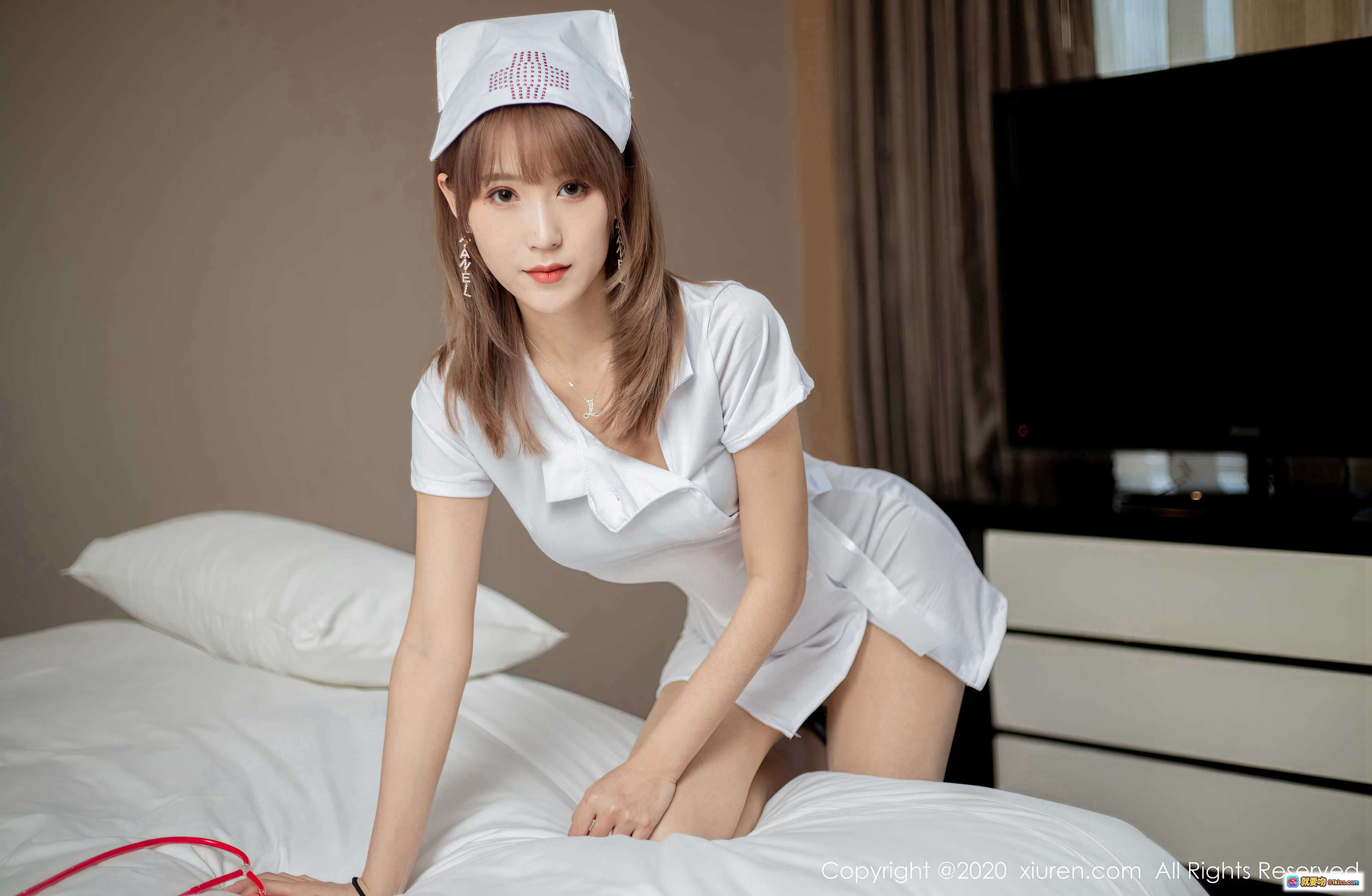图片[8] - 周慕汐护士装写真 | 白色制服短裙 | 床上性感坐姿 | 秀人网2020精选 | 精致妆容长发造型 - 就要吻