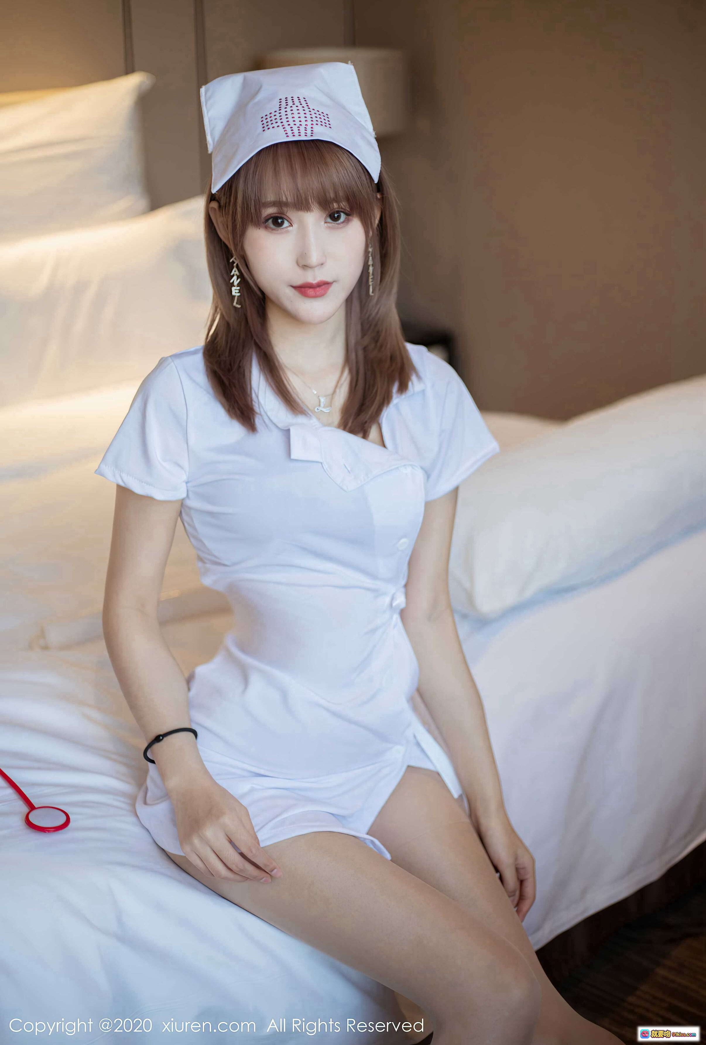 图片[1] - 周慕汐护士装写真 | 白色制服短裙 | 床上性感坐姿 | 秀人网2020精选 | 精致妆容长发造型 - 就要吻