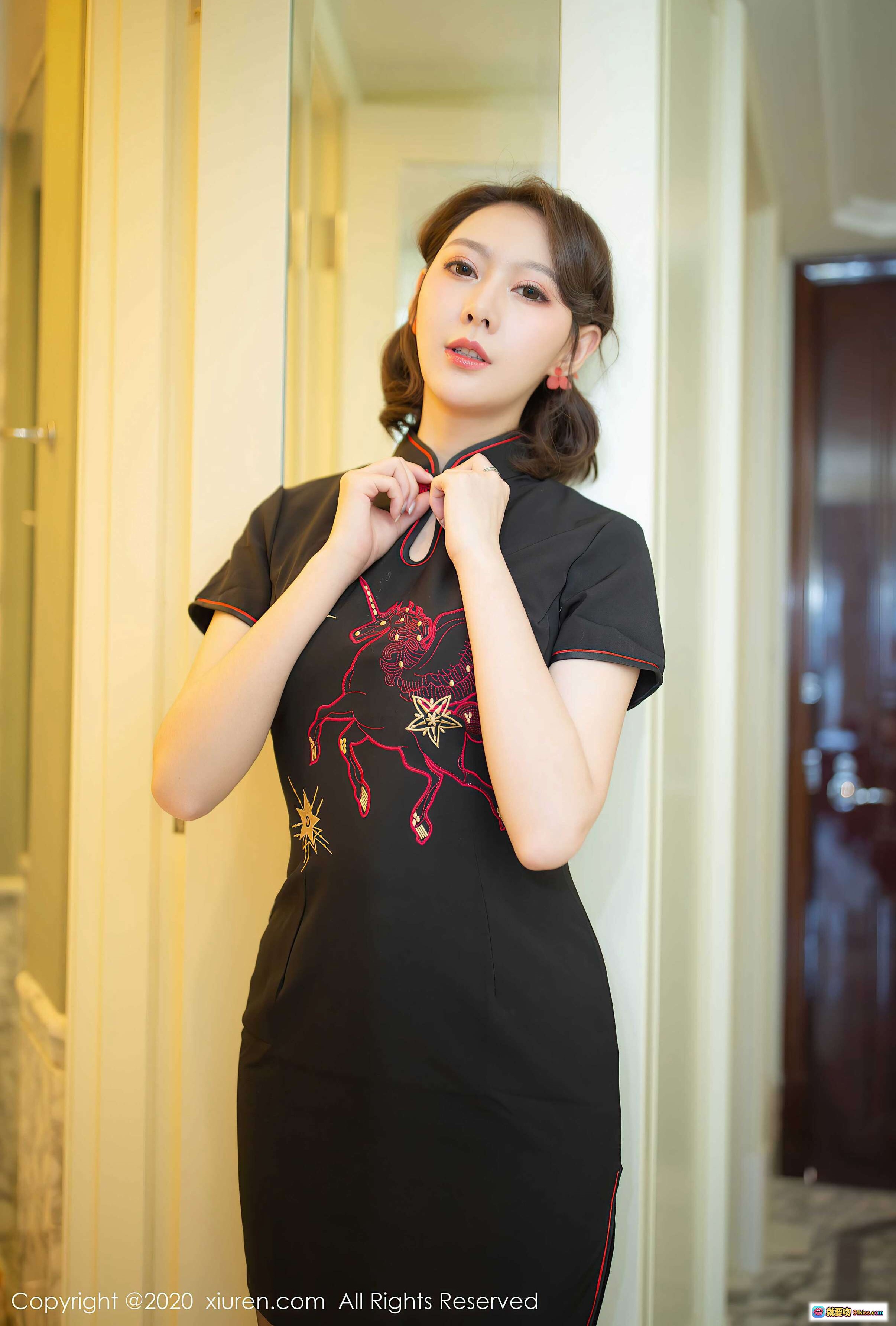 图片[10] - 艺轩黑旗袍红刺绣独角兽图案 穿黑色丝袜高跟鞋优雅蹲姿写真 – XIUREN秀人网2020.07.28 No.2379 - 就要吻