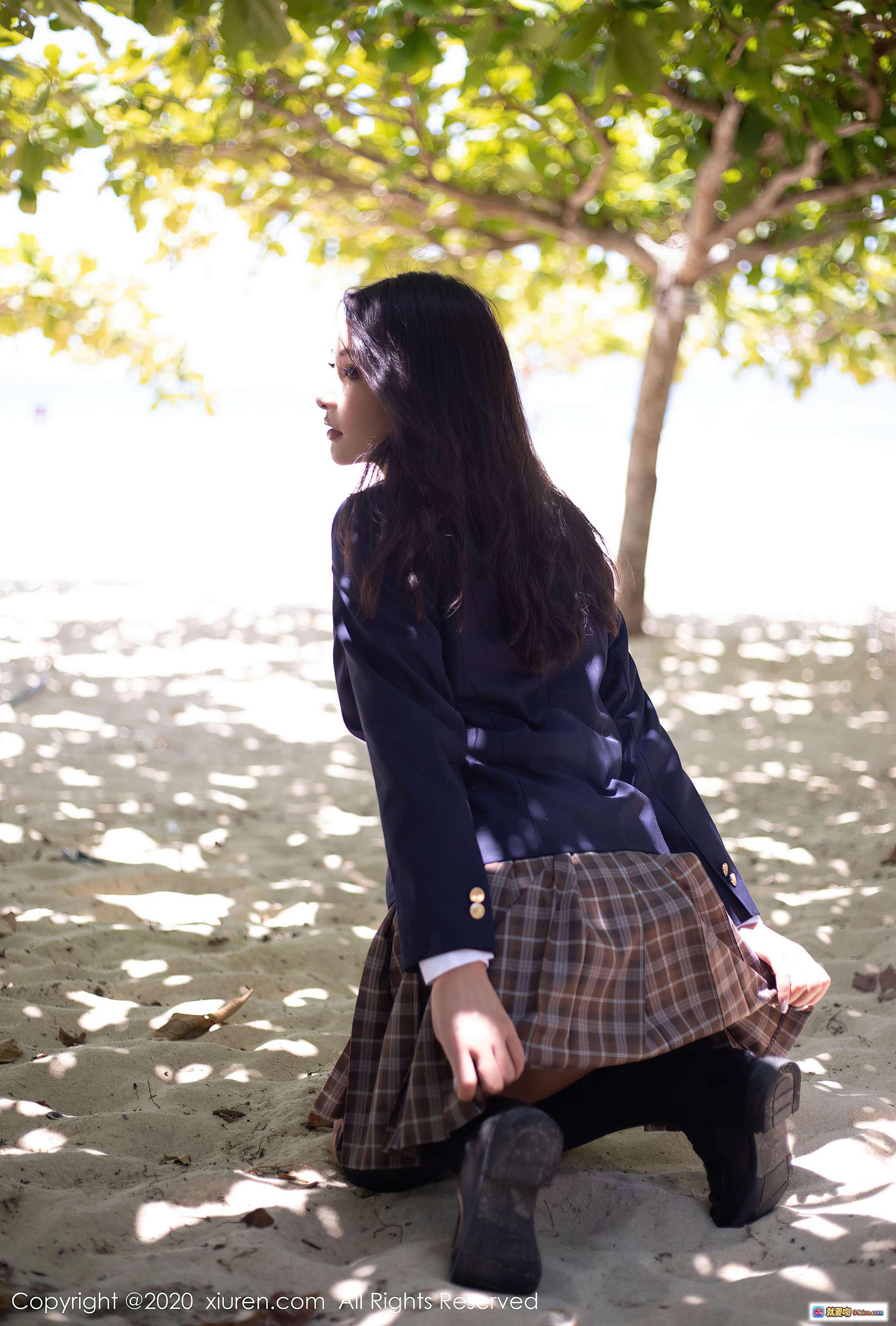 图片[3] - Emily顾奈奈海边树荫下校服写真｜格子裙黑长袜沙滩光影自然风清新少女感 - 就要吻