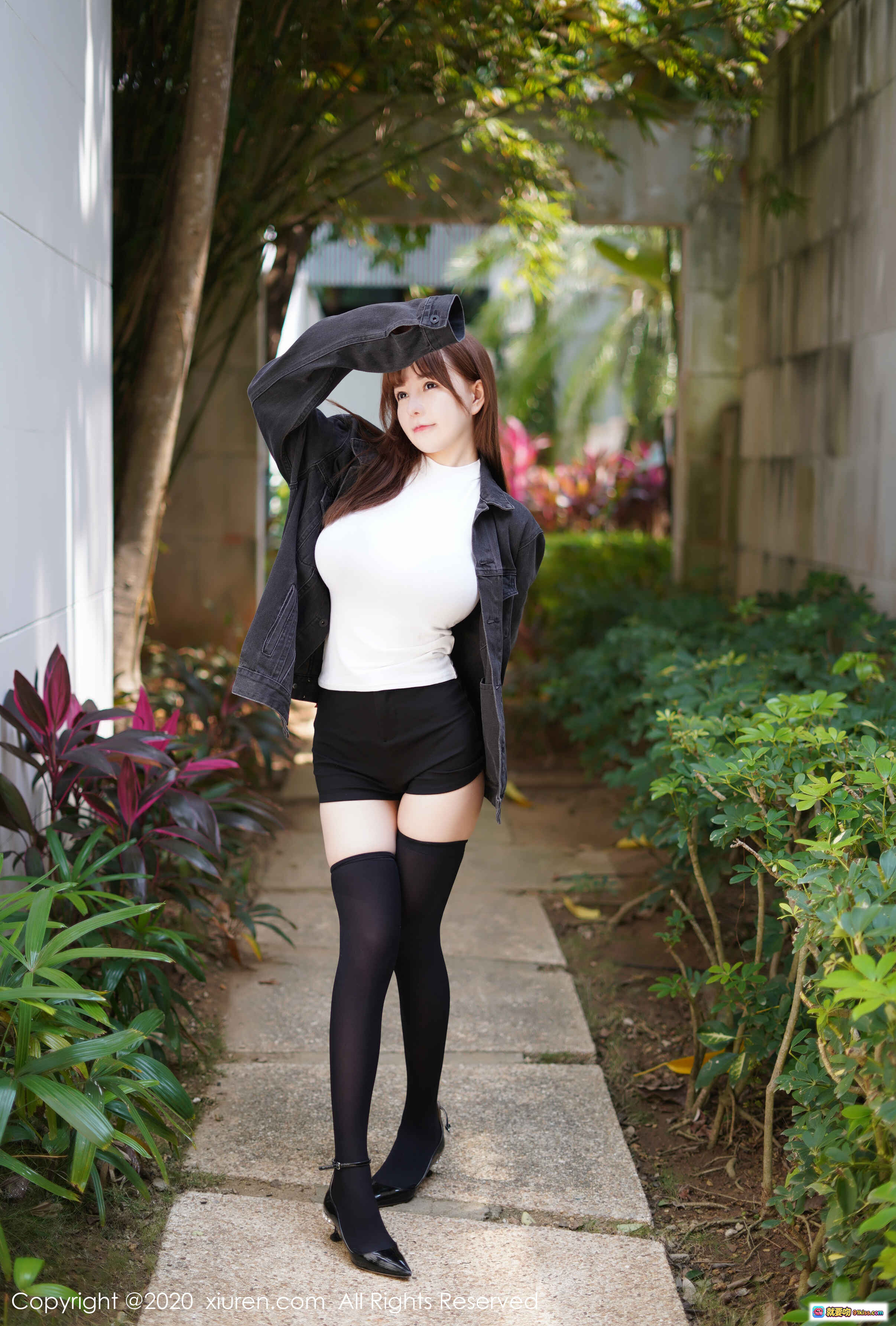 图片[6] - UU酱时尚街拍：白色高领衫+黑色短裤+过膝黑丝+尖头高跟，慵懒牛仔外套尽显性感美腿魅力 - 就要吻