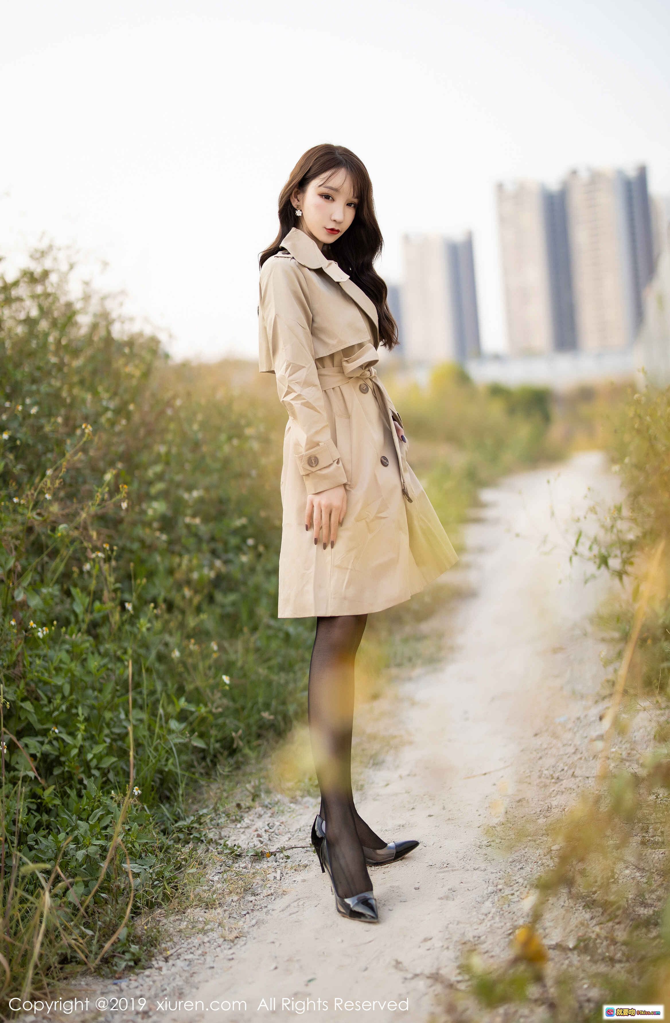 图片[2] - 周于希Sandy黑色蕾丝内衣搭配米色风衣户外写真 – 秀人网2019高清性感美图 - 就要吻