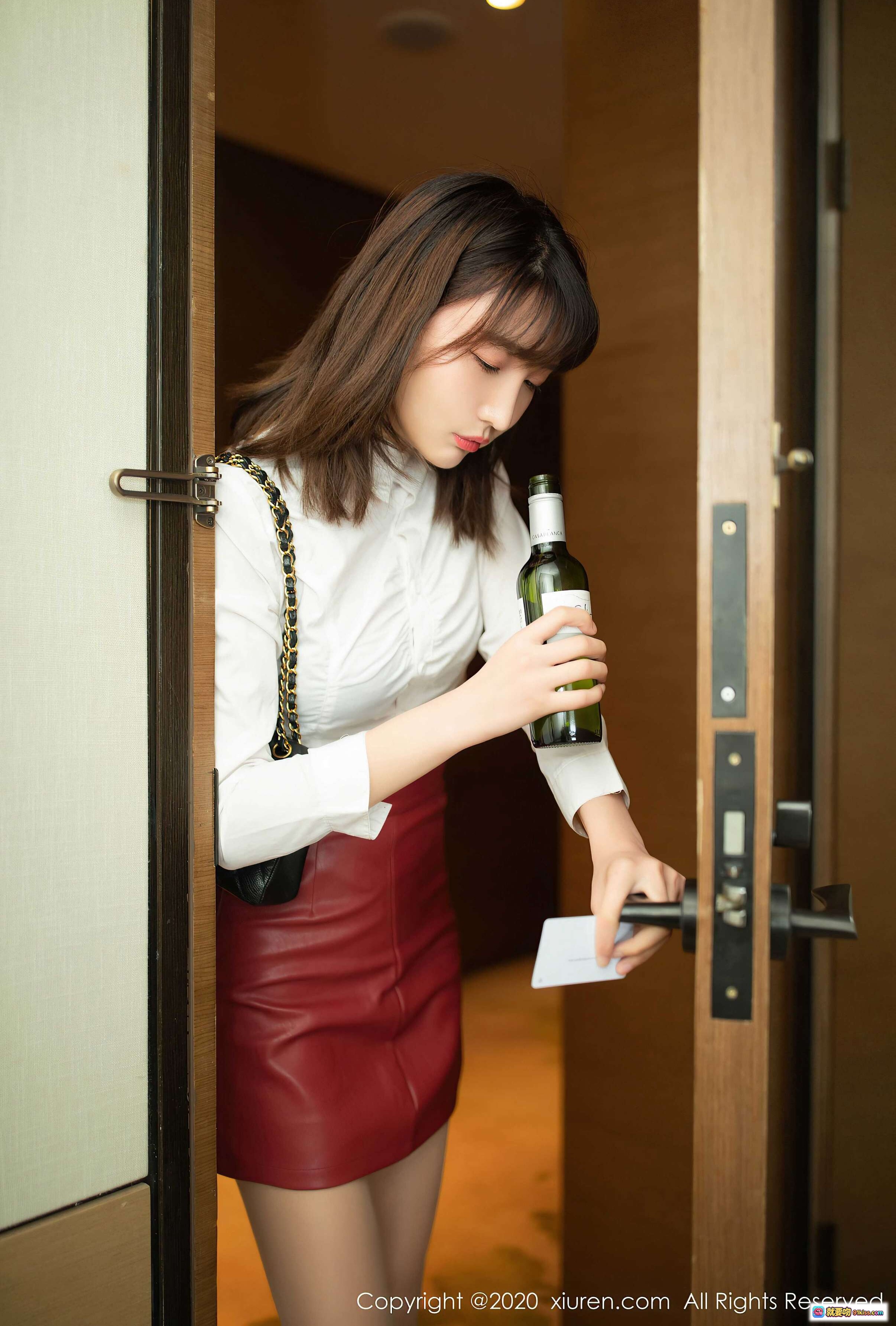 图片[4] - 陆萱萱白衬衫红皮裙倚栏持酒瓶写真 – XIUREN秀人网2020.07.31 No.2393高清图集 - 就要吻