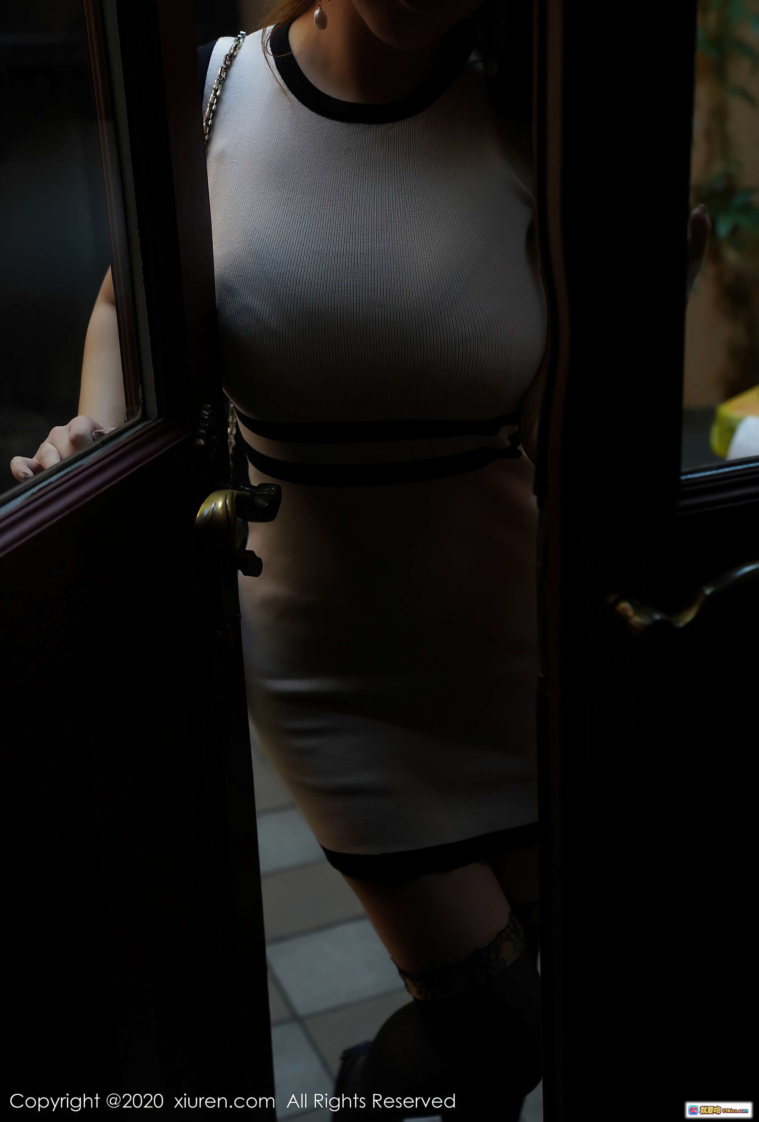 图片[1] - 尤妮丝Egg性感包臀裙写真 | XIUREN秀人网2020.08.20 No.2465 | 黑白撞色修身连衣裙 | 优雅门边姿态 | 高跟蕾丝袜搭配 - 就要吻