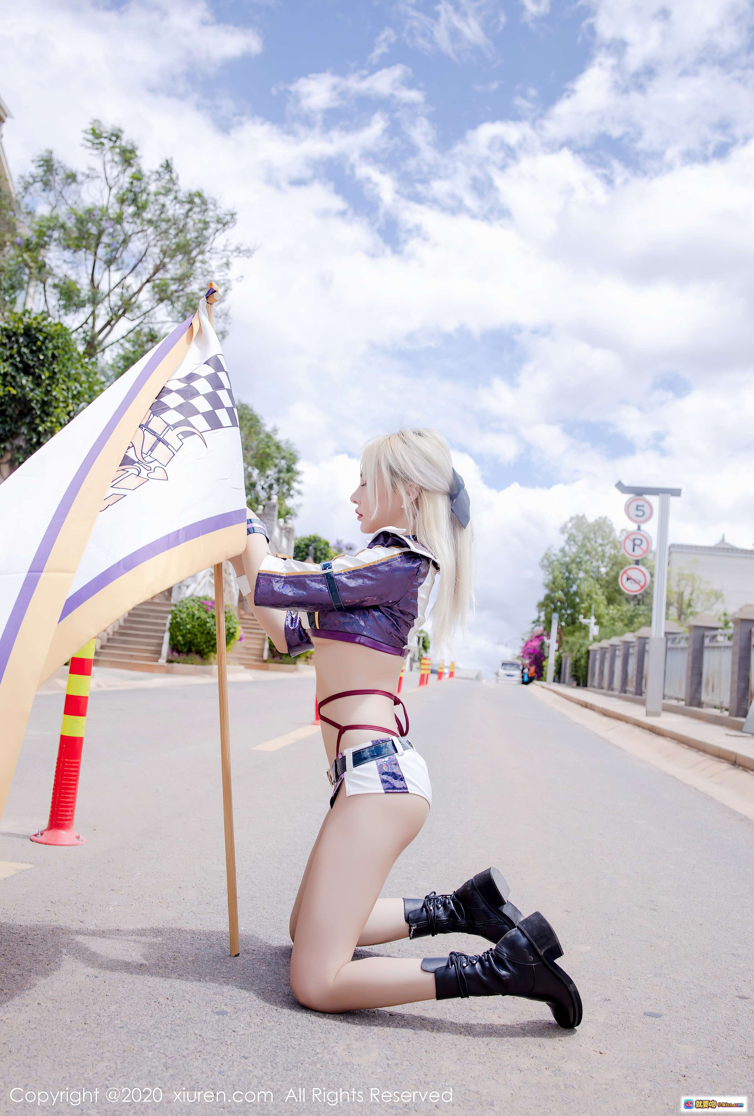 图片[8] - 淼淼小姐姐cos写真｜紫白战衣+红绑带比基尼+黑蝴蝶结金发｜户外街拍美臀特写｜秀人网2020.07.09 No.2308 - 就要吻