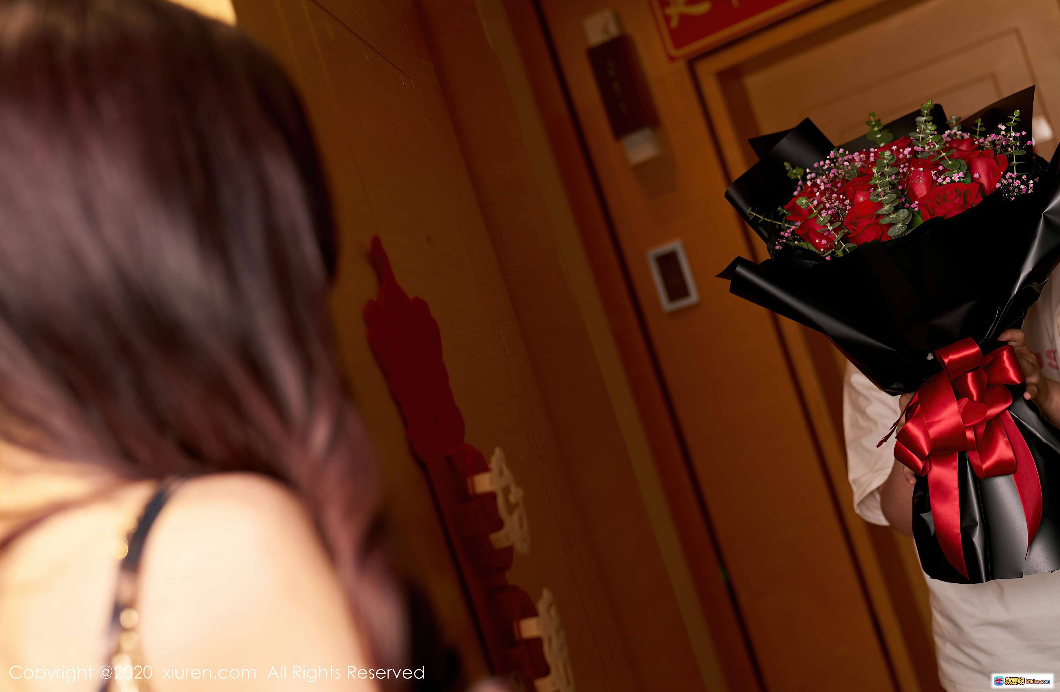 图片[4] - 杨晨晨sugar性感写真 | 黑色链条印花抹胸裙 | 床上优雅姿态 | 秀人网2020.07.14 No.2327 - 就要吻