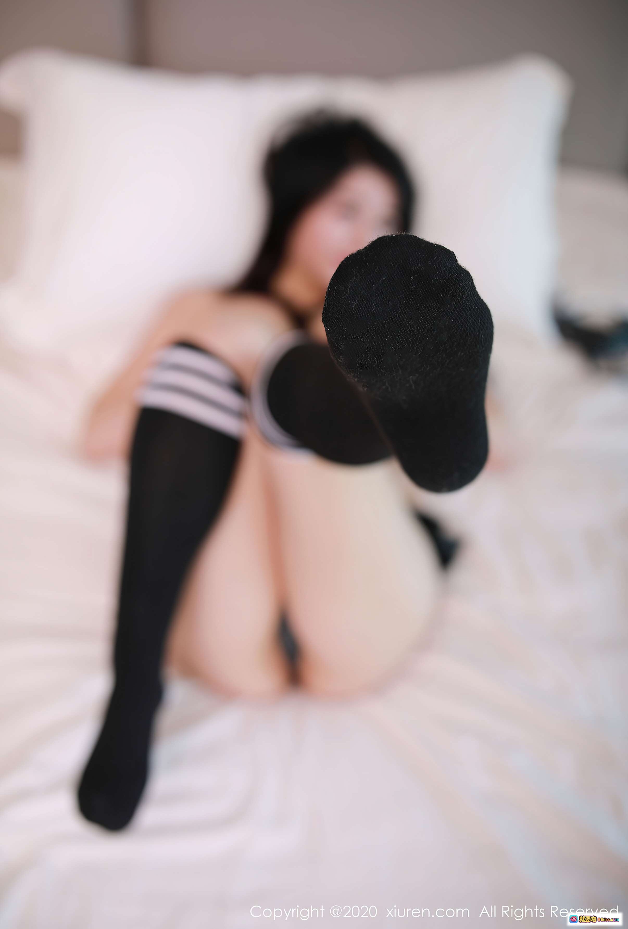 图片[2] - 美七Mia性感写真｜黑发少女床上持内衣诱惑｜秀人网2020.08.26 No.2488高清图集 - 就要吻