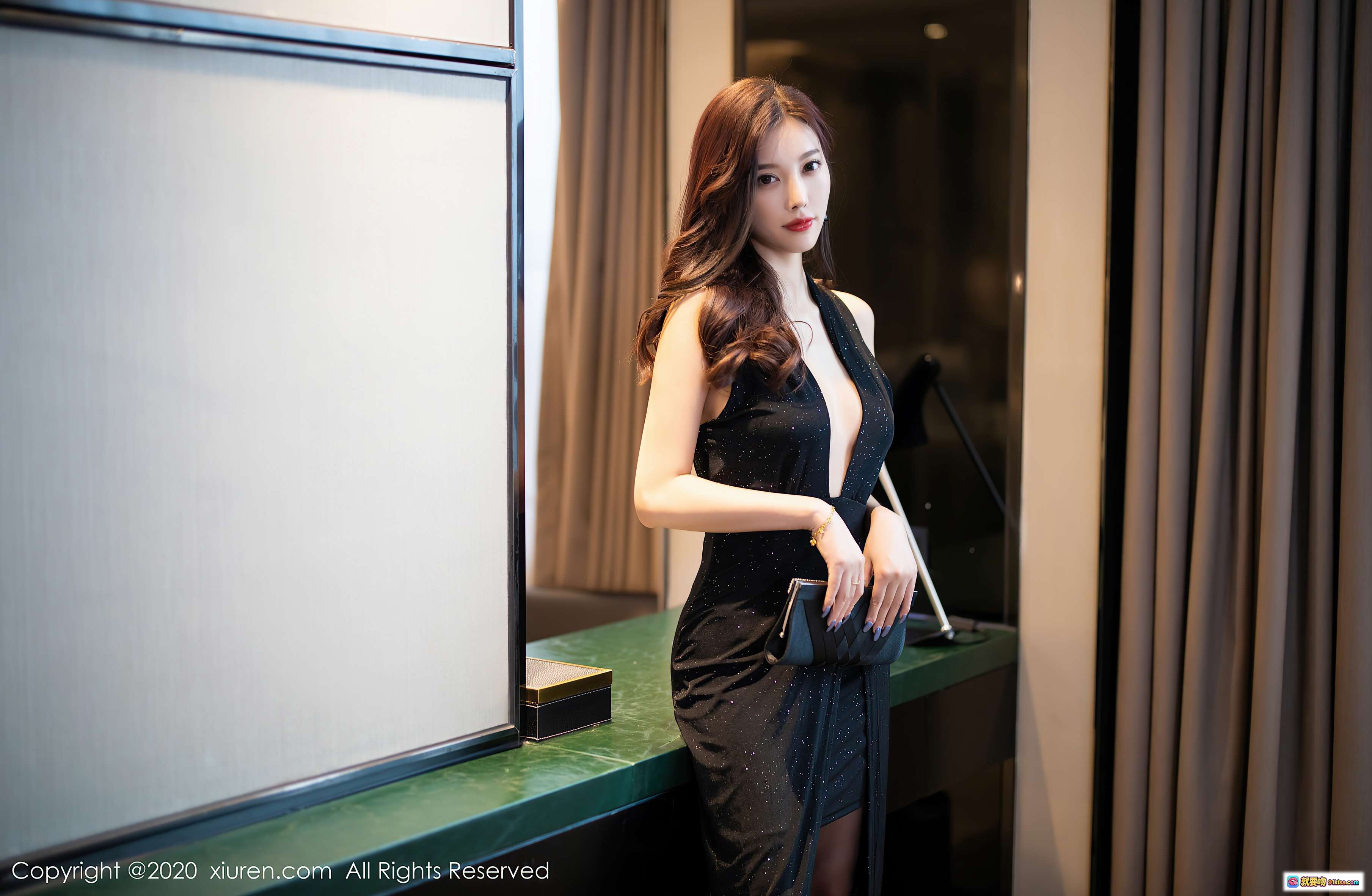 图片[10] - 杨晨晨SUGAR夜街黑裙写真｜优雅性感长发美女｜都市夜景车旁时尚大片｜XIUREN秀人网2020.09.28 VOL.2616 - 就要吻