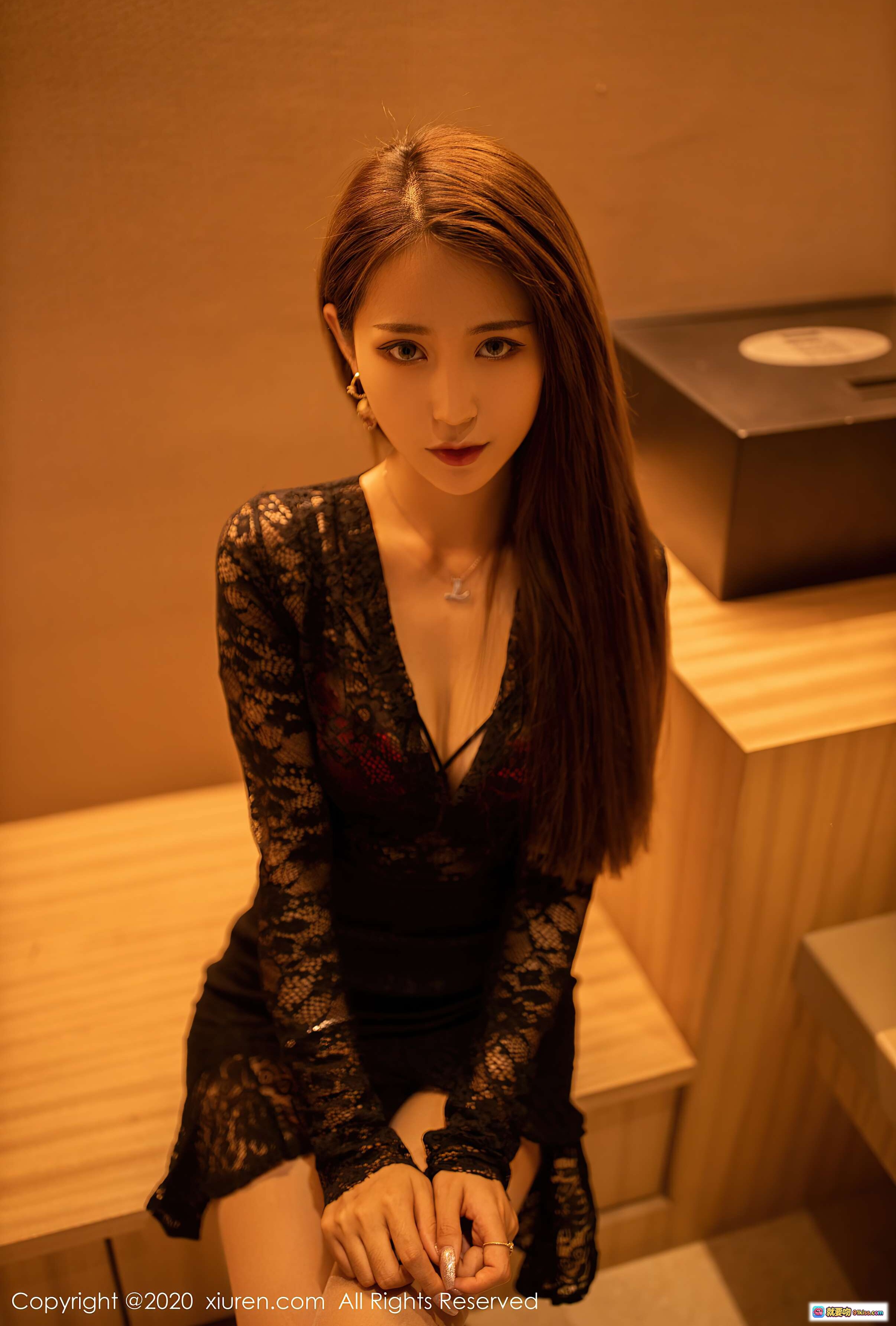 图片[1] - 周慕汐黑色蕾丝深V长袖连衣裙写真 | XIUREN秀人网2020.09.18 VOL.2576优雅性感私房照 - 就要吻