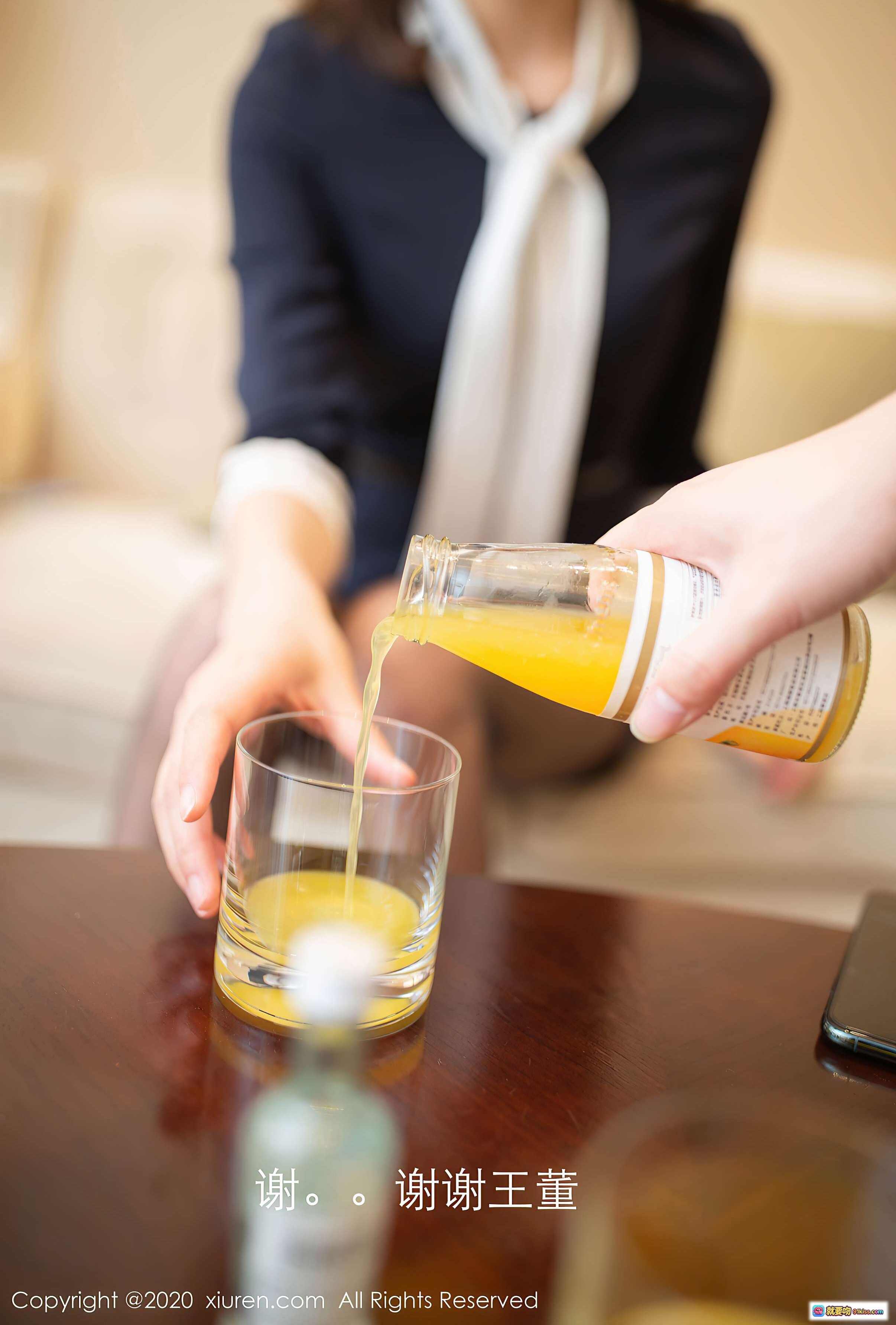 图片[9] - 陆萱萱优雅举杯品酒场景｜室内温馨氛围｜精致酒具与小瓶酒陈列｜XIUREN秀人网2020.10.13 VOL.2647写真特辑 - 就要吻