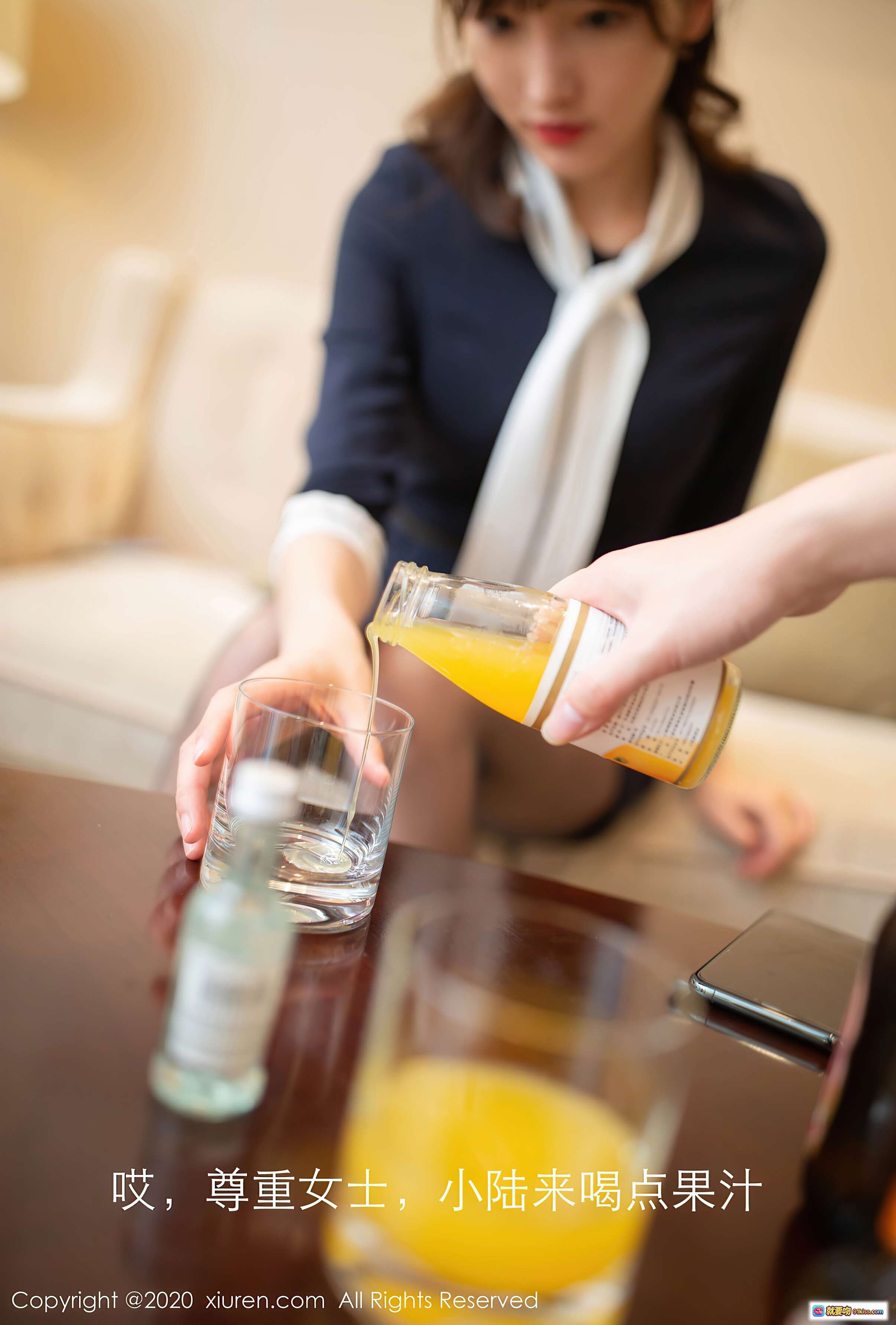 图片[8] - 陆萱萱优雅举杯品酒场景｜室内温馨氛围｜精致酒具与小瓶酒陈列｜XIUREN秀人网2020.10.13 VOL.2647写真特辑 - 就要吻
