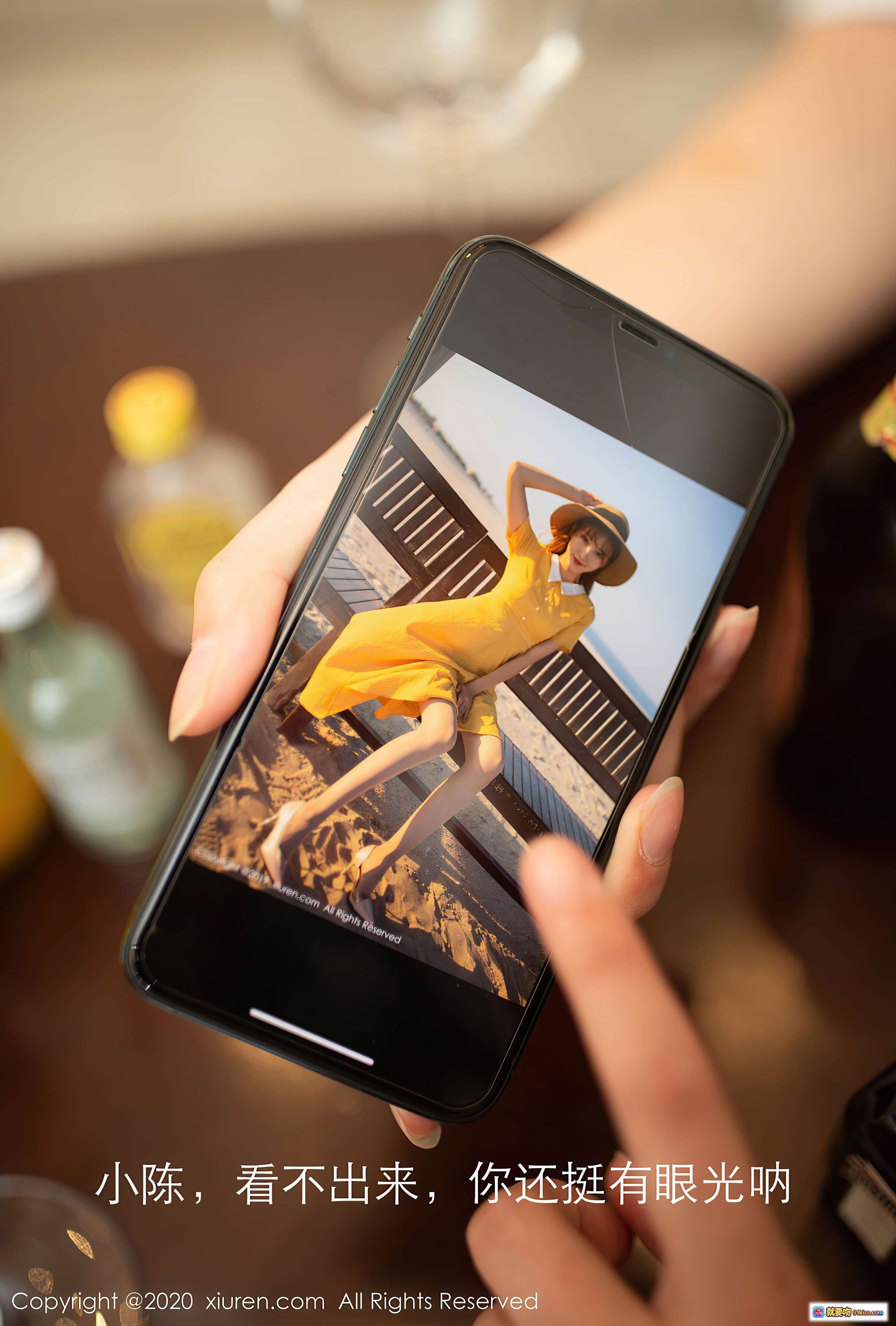 图片[3] - 陆萱萱优雅举杯品酒场景｜室内温馨氛围｜精致酒具与小瓶酒陈列｜XIUREN秀人网2020.10.13 VOL.2647写真特辑 - 就要吻