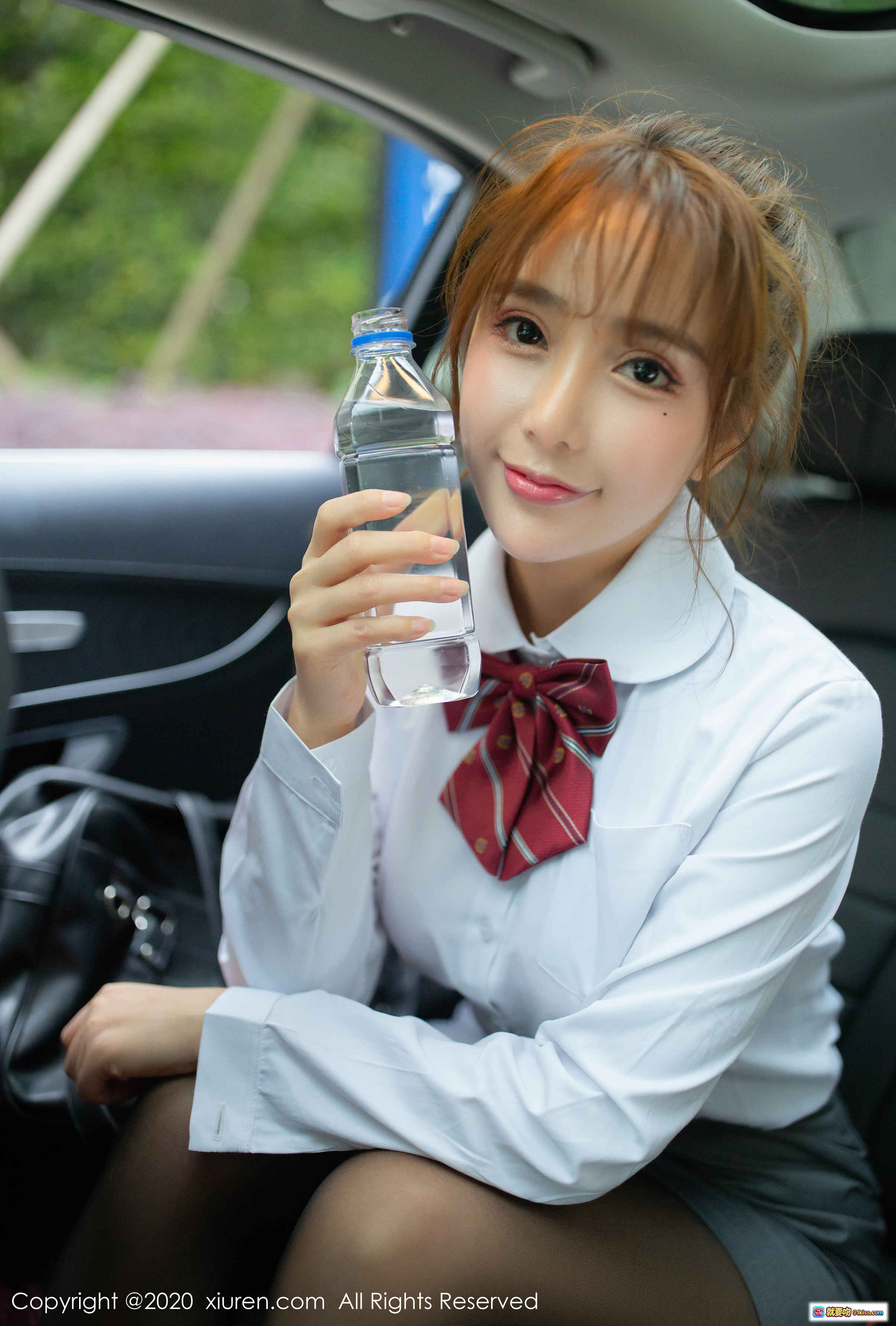 陶喜乐校服少女车内持水瓶微笑写真 | XIUREN秀人网2020.05.07 No.2225高清美图 - 就要吻